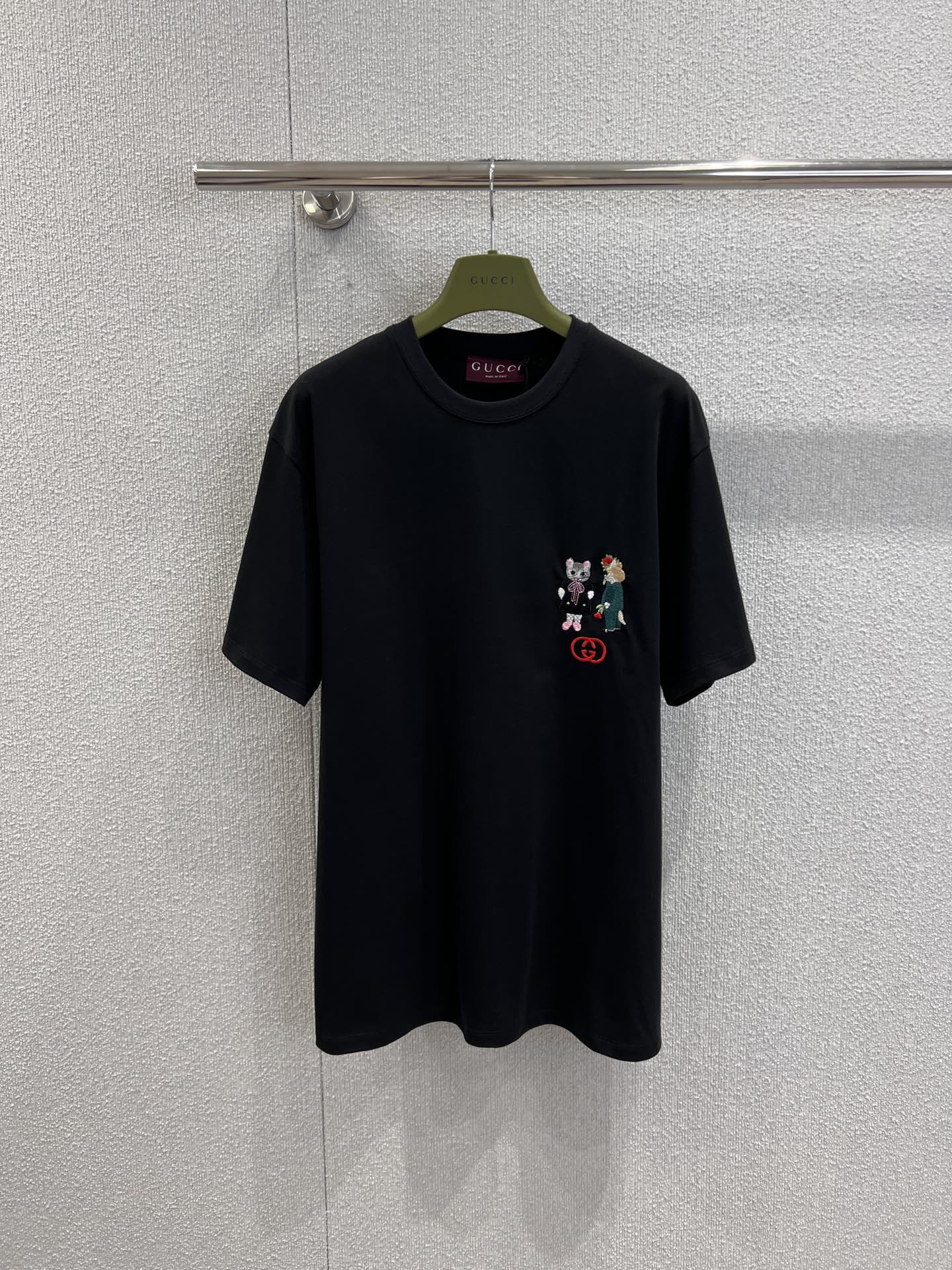 NO:657230,Support exchange Gucc* 26ss early spring new style cartoon logo embroidered round neck short-sleeved T-shirt丨Exclusively developed by yb!  High quality production!  Selected soft, elastic and breathable high-count cotton fabrics, with a loose off-shoulder version that is not flattering on the body shape, and can be worn casually in daily wear. The cartoon embroidery on the chest is the soul highlight of the suit-shaped cute doll + the classic double G logo. The three-dimensional embroidery thread in the details makes the pattern lively and exquisite, with a sweet and cool feeling, and the luxury brand texture is hidden in the low-key. Ready-made S/M/L real shot details, gucci, T-shirt, tees, t-shirt, business suit, alexander wang19860909支持换款 Gucc* 26ss早春新款 卡通徽标刺绣圆领短袖T恤丨独家yb开发！高版出品！精选软弹透气的高支棉面料,宽松落肩版型不挑身形,日常穿藏肉又随性.胸前的卡通刺绣是灵魂亮点西装造型的萌趣玩偶+经典双G徽标,细节处的立体绣线让图案鲜活又精致,甜酷感直接拉满,低调中藏着奢牌质感.现货发售S/M/L实拍细节图,,gucci,T-shirt,tees，t-shirt,business suit,alexander wang,Women's clothing