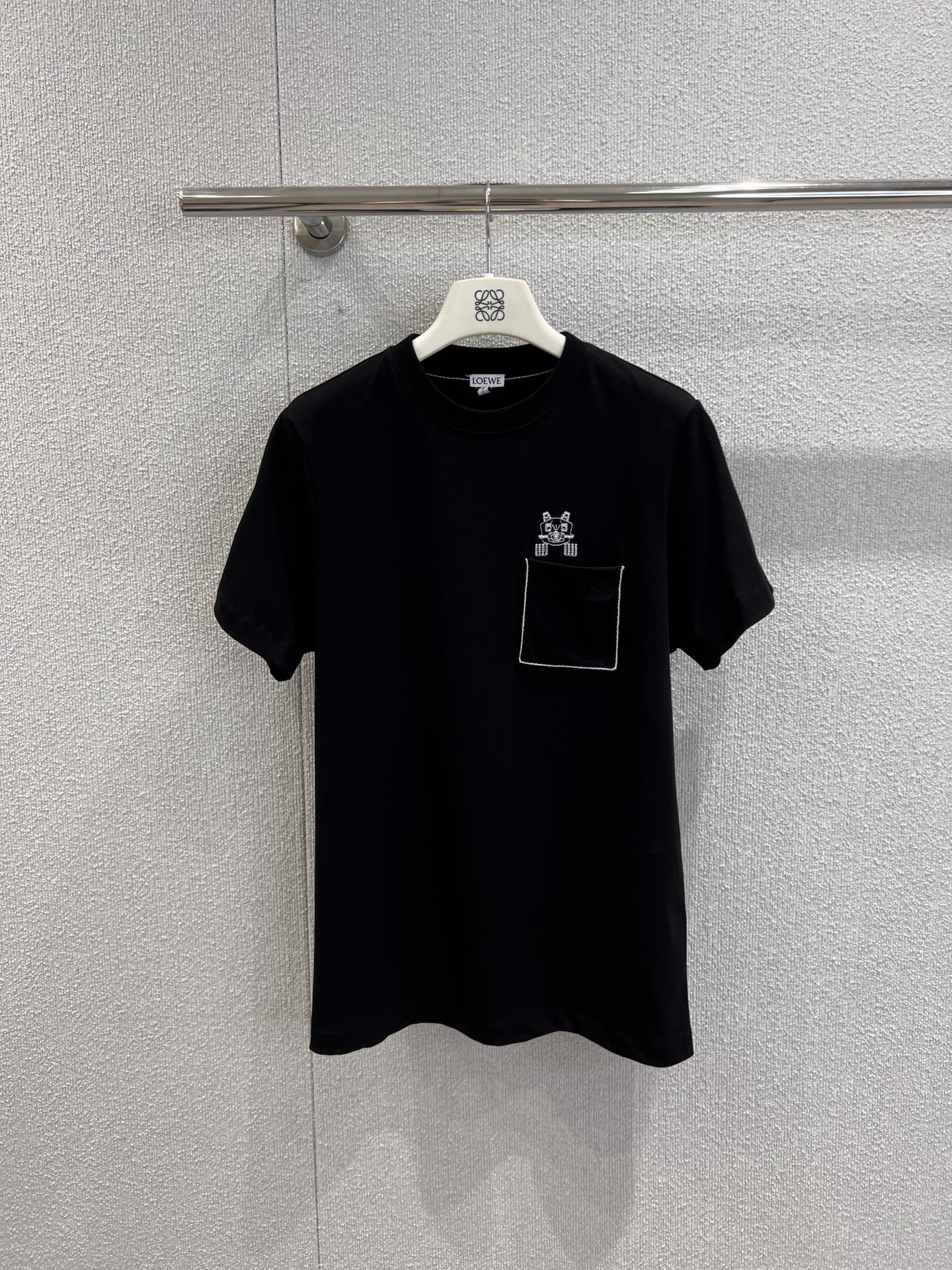 NO:656273,Supports exchange of styles. Loew*  Top quality production!  It is made of high-count pure cotton fabric, which is soft but not slumped, breathable, skin-friendly and not stuffy. It has three-dimensional cat embroidery on the chest + contrasting topstitch pockets, white chain embroidery on the edge of the pocket + side decorative strips, giving it a sweet and cool feeling. It has a regular loose fit, which can hide your body regardless of your body shape. It is suitable for daily commuting and going out on the street!  Ready sale S/M/L real shot details,,louis vuitton,loewe,T-shirt,tees,t-shirt,alexander wang19860909支持换款 Loew* x Louis Wain联名新款 口袋喵咪刺绣常规版型短袖T恤丨独家yb开发！顶级高版出品！选用高支纯棉面料,软而不塌,透气亲肤不闷汗,胸前立体猫咪刺绣+撞色明线口袋,口袋边缘的白色锁链绣+侧边装饰条,甜酷感直接拉满,常规宽松版型,不挑身形还能藏肉,日常通勤、出街都适配！现货发售S/M/L实拍细节图,,louis vuitton,loewe,T-shirt,tees，t-shirt,alexander wang,Women's clothing