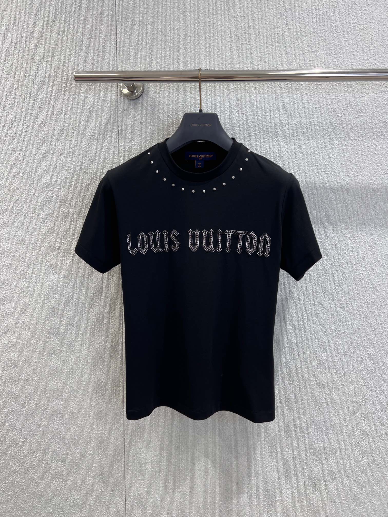 NO:656320,Support exchange Louis Vuitt*n 26SS early spring new style letter rivet round neck short-sleeved T-shirt丨Exclusively developed by yb!  Top quality production!  Customized heavy cotton material, soft but not collapsed, rivets + hot diamonds, upgraded collar with silver rivet embellishment, dispelling the monotony of the round neck; the upper body has just the right drape, and will not stick to the skin and show wrinkles like ordinary T-shirts; the slightly loose version hides the flesh and is neat, and can be worn with high-waisted pants to expose the waist/shirt corners. Ready-made S/M/L real shot details, louis vuitton, T-shirt, tees, t-shirt, alexander  wang19860909支持换款 Louis Vuitt*n 26SS早春新款 字母铆钉圆领短袖T恤丨独家yb开发！顶级高版出品！定制重磅棉料,软而不塌,铆钉+烫钻,升级领口一圈银色铆钉点缀,消解了圆领的单调；上身是恰到好处的垂坠感,不会像普通T恤那样贴肤显皱；微宽松的版型藏肉又利落,搭高腰裤露腰/塞衣角都能穿出好比例.现货发售S/M/L实拍细节图,,louis vuitton,T-shirt,tees，t-shirt,alexander wang,Women's clothing