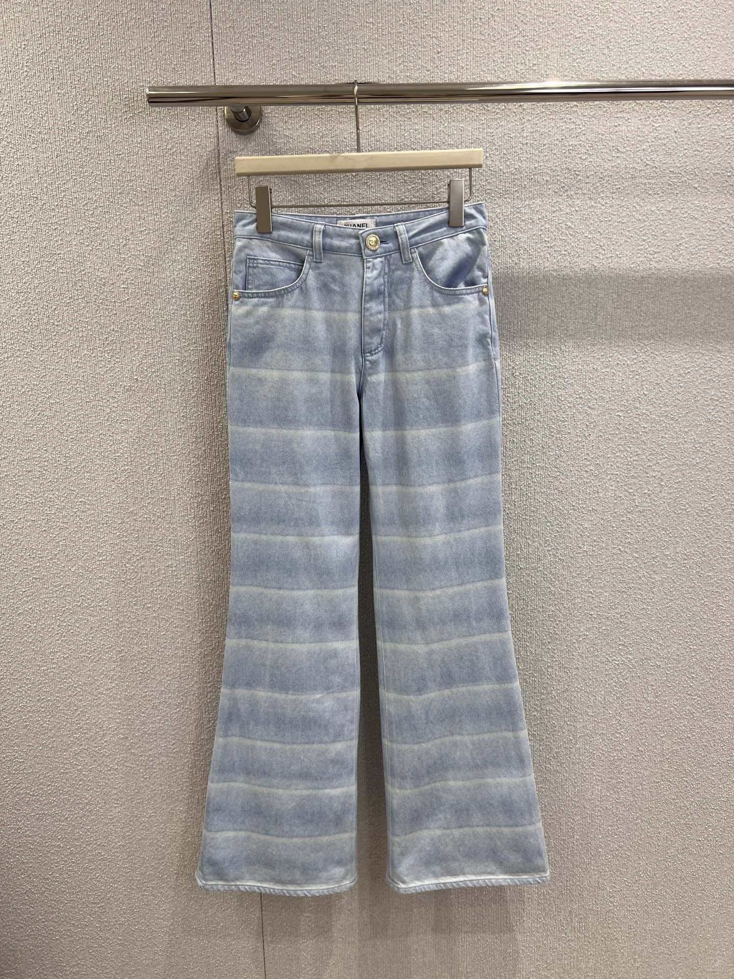 NO:657253,Supports exchange of Chan*l 26C early spring new blue and white striped wide-leg jeans丨exclusively developed by yb!  High quality production!  Selected soft but not slumping denim fabrics, with a delicate drape, blue and white gradient stripes + wide-leg version are the soul of the metal buttons on the waist and invisible stitching on the side, hiding the exquisiteness in casual places; the vertical stripes visually lengthen the leg shape, the loose trousers hide the flesh and are casual, with a lazy and relaxed atmosphere when walking, daily wear does not matter the body shape. The 'relaxed and elegant' is welded on the legs, the king of early spring style!  Ready-made S/M/L real shot details,,chanel,jeans,alexander wang19860909支持换款 Chan*l 26C早春新款 蓝白条纹阔腿牛仔裤丨独家yb开发！高版出品！精选软而不塌的牛仔面料,自带细腻垂坠感,蓝白渐变条纹+阔腿版型是灵魂腰头的金属纽扣、侧边的隐形缝线,把精致藏在不经意处；纵向条纹视觉拉长腿型,宽松裤管藏肉又随性,走动间自带慵懒松弛的氛围,日常穿不挑身形.把“松弛显贵”焊在腿上的早春王炸款！现货发售S/M/L实拍细节图,,chanel,jeans,alexander wang,Women's clothing