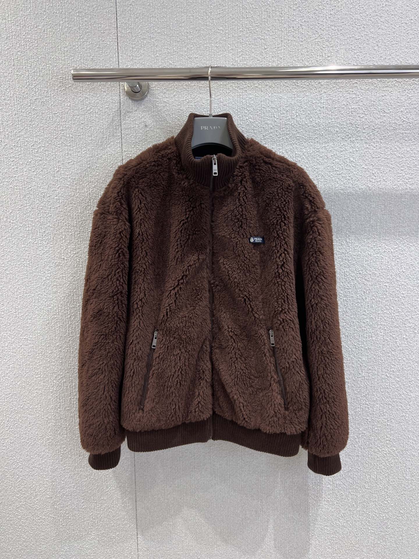 NO:656283,Supports exchange Prad* 25FW new autumn and winter stand collar lambswool fleece zipper jacket丨Exclusively developed by yb!  Top quality production!  It is made of fluffy Teddy fleece fabric, which is soft but not slumped. It has full warmth and does not look bloated. It has a stand-up collar + zipper style and an iconic logo, which hides the brand recognition in a low-key manner. The ribbed edge + loose silhouette can hide the flesh regardless of the body shape. The side zipper pocket + metal zipper puller is practical and high-quality!  Get the autumn and winter atmosphere with just one click!  Ready sale S/M/L real shot details, prada, jackets & coats, alexander wang19860909支持换款 Prad* 25FW秋冬新款 立领羊羔毛抓绒拉链外套丨独家yb开发！顶级高版出品！选用蓬松泰迪抓绒面料,软而不塌,保暖性拉满的同时还不会显臃肿,立领+拉链款型,搭配标志性小标,低调中藏着品牌辨识度；罗纹收边+宽松廓形,不挑身形还能藏肉,侧边拉链口袋+金属拉链头,实用又显质感！秋冬氛围一键拉满！现货发售S/M/L实拍细节图,,prada,jackets & coats,alexander wang,Women's clothing