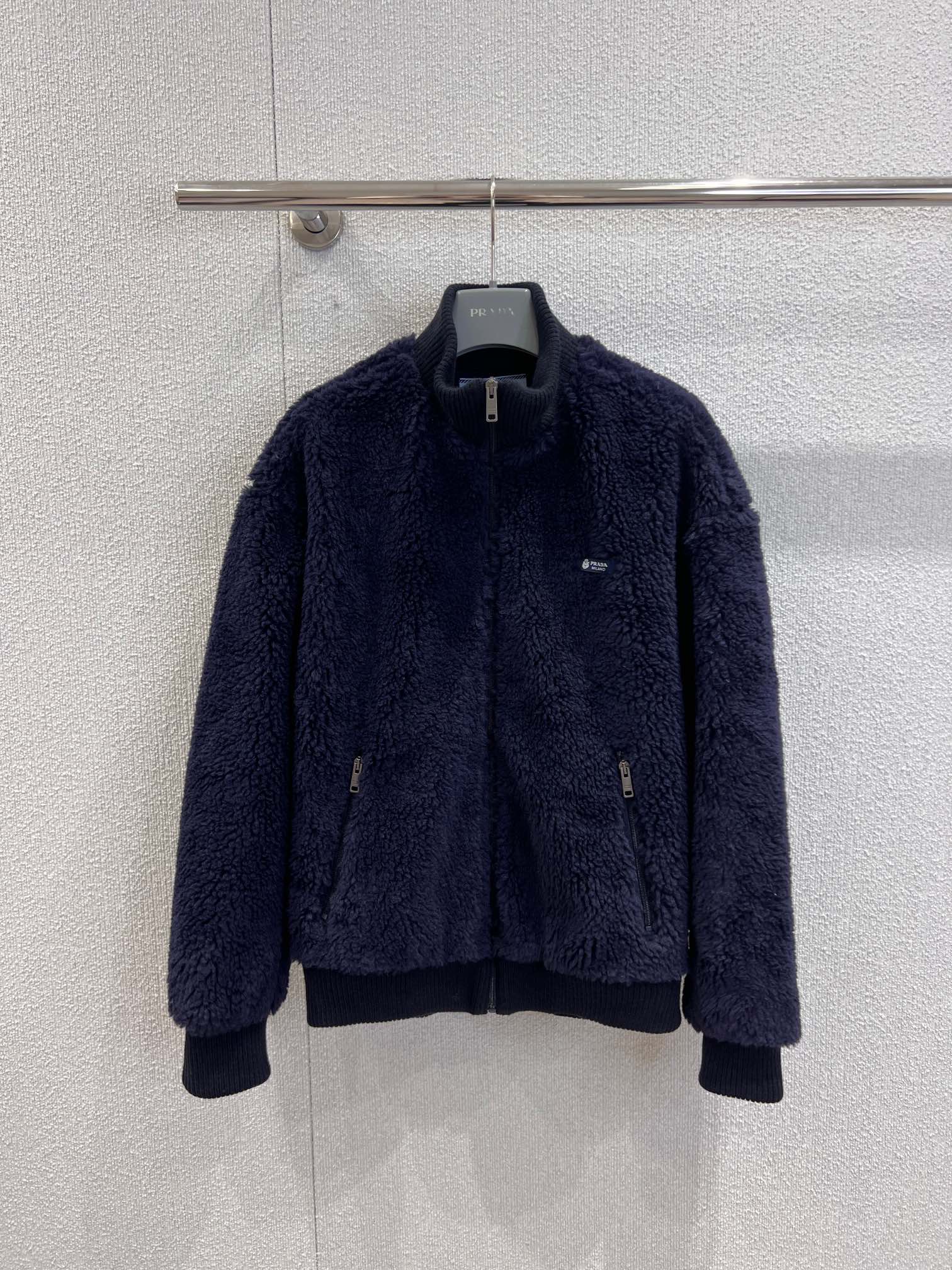 NO:656287,Supports exchange Prad* 25FW new autumn and winter stand collar lambswool fleece zipper jacket丨Exclusively developed by yb!  Top quality production!  It is made of fluffy Teddy fleece fabric, which is soft but not slumped. It has full warmth and does not look bloated. It has a stand-up collar + zipper style and an iconic logo, which hides the brand recognition in a low-key manner. The ribbed edge + loose silhouette can hide the flesh regardless of the body shape. The side zipper pocket + metal zipper puller is practical and high-quality!  Get the autumn and winter atmosphere with just one click!  Ready sale S/M/L real shot details, prada, jackets & coats, alexander wang19860909支持换款 Prad* 25FW秋冬新款 立领羊羔毛抓绒拉链外套丨独家yb开发！顶级高版出品！选用蓬松泰迪抓绒面料,软而不塌,保暖性拉满的同时还不会显臃肿,立领+拉链款型,搭配标志性小标,低调中藏着品牌辨识度；罗纹收边+宽松廓形,不挑身形还能藏肉,侧边拉链口袋+金属拉链头,实用又显质感！秋冬氛围一键拉满！现货发售S/M/L实拍细节图,,prada,jackets & coats,alexander wang,Women's clothing