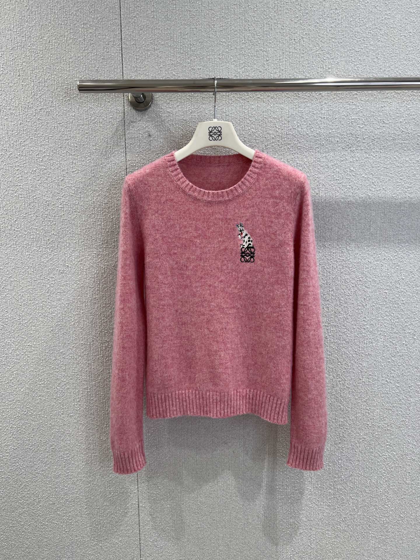 NO:656300,Supports exchange. New Loew* x Louis Wain co-branded pink mist cat embroidered wool sweater | Exclusively developed by yb!  High quality production!  It is made of fine wool blend, which is light and warm without scratching the skin. It has a cloud-like fluffy feeling against the skin. It has a pink mist and variegated wool base, which has a hazy and soft focus, and is gentle to the core. The front is a spotted cat with the brand logo, and the back is a purple-toned cartoon cat. The details are full of co-branded ideas. The slim-fitting short style + ribbed edges are just stuck at the waistline, quietly elongating the proportion!  Ready sale S/M/L real shot details,,louis vuitton,loewe,alexander wang19860909支持换款 Loew* x Louis Wain联名新款 粉雾猫咪刺绣羊毛针织衫丨独家yb开发！高版出品！选用细腻羊毛混纺,轻暖不扎肤,贴肤是云朵般的蓬松感,粉雾杂色羊毛基底,自带朦胧柔焦感,温柔到骨子里,正面是斑点猫叠搭品牌Logo,背面是紫调卡通猫,细节里全是联名巧思,修身短款+罗纹收边,刚好卡在腰线位置,悄悄拉长比例！现货发售S/M/L实拍细节图,,louis vuitton,loewe,alexander wang,Women's clothing