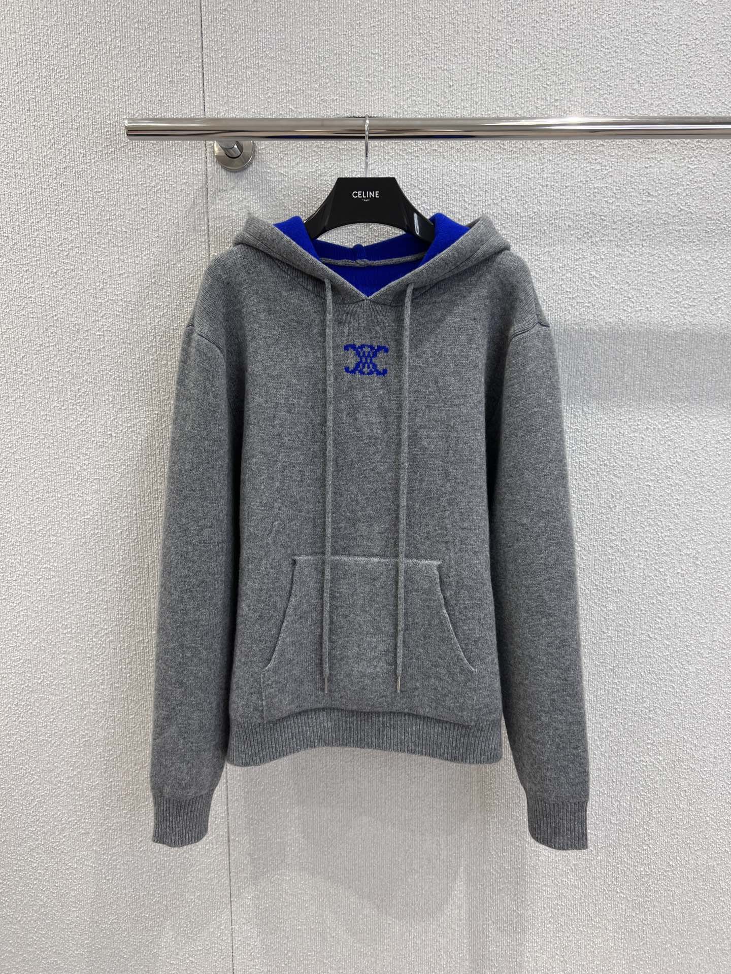 NO:656309,Supports exchange Celin* 26Ss early spring new Arc de Triomphe cashmere hooded sweater丨exclusively developed by yb!  Top quality production!  It is made of fine cashmere blend, which is light and warm without weighing down the body. It is as soft as a cloud against the skin. It has the iconic blue Arc de Triomphe jacquard on the chest. The contrasting color is not obvious and makes it highly recognizable. The hood is lined with contrasting sapphire blue, and the hat rope is equipped with a metal rope head. The details are exquisite. It is comfortable to wear alone or layered in early spring, taking into account both appearance and practicality!  Ready sale S/M/L real shot details,,celine,hats,alexander wang19860909支持换款 Celin* 26Ss早春新款 凯旋门羊绒连帽针织衫丨独家yb开发！顶级高版出品！选用细腻羊绒混纺,轻暖不压身,贴肤是云朵般的软和,胸前标志性蓝色凯旋门提花,撞色点睛不张扬,辨识度拉满,连帽内衬撞色宝蓝,帽绳配金属绳头,细节处都是精致感,早春单穿、叠搭都舒服,兼顾颜值与实穿性！现货发售S/M/L实拍细节图,,celine,hats,alexander wang,Women's clothing