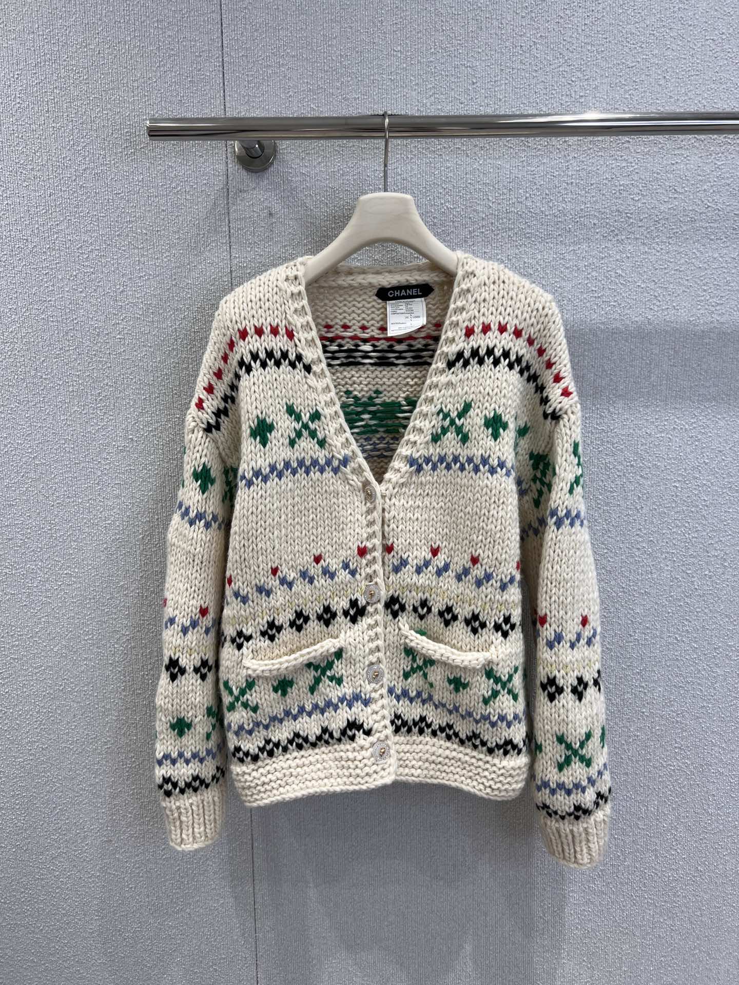 NO:658189,Support exchange Cha*el 25K high-end handmade workshop series V-neck wool knitted cardigan丨Exclusive high-end version!  The off-white background color is matched with colorful rhombus jacquard, the contrasting design is lively and retro, the thick knitted wool fabric is soft and fluffy, the V-neck version modifies the shoulder and neck lines, and the loose dropped shoulder tailoring is lazy and slim, which perfectly interprets the fusion of French romance and craftsmanship. It is very stylish when layered and worn alone in autumn and winter. Ready-made S/M/L real shot details, alexander wang19860909支持换款 Cha*el 25K高级手工坊系列 V领羊毛针织开衫丨独家高版出品！米白底色搭配彩菱格提花,撞色设计鲜活又复古,粗针织羊毛面料软糯蓬松,V领版型修饰肩颈线条,宽松落肩剪裁慵懒又显瘦,完美演绎法式浪漫与手工匠艺的融合,秋冬叠穿单穿都极具格调.现货发售S/M/L实拍细节图,,alexander wang,Women's clothing