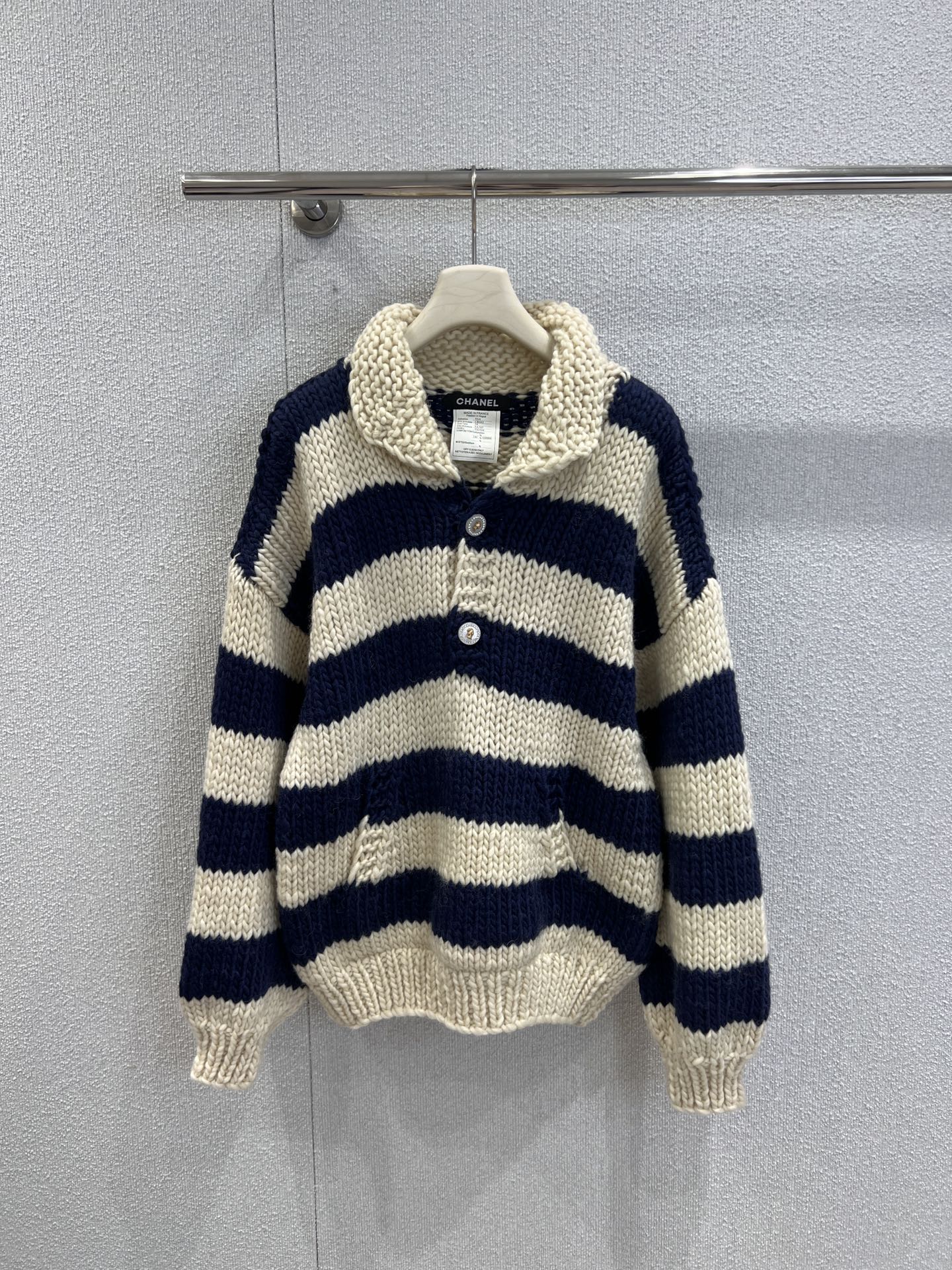 NO:658193,Supports exchange of Chanel 25K high-end handmade series striped three-button lapel wool sweater丨Exclusive high-end version!  The navy blue and off-white contrast stripes are classic and retro, and the thick knitted texture creates a soft and fluffy texture. The three-button lapel design has both a sense of detail and styling. The loose version is lazy and slim, which perfectly interprets the French elegance and casual style. Ready-made S/M/L real shot details, chanel, alexander wang19860909支持换款 Chanel 25K高级手工坊系列 条纹三粒扣翻领羊毛针织衫丨独家高版出品！藏蓝与米白撞色条纹经典复古,粗针织肌理打造出软糯蓬松的质感,三粒扣翻领设计兼具细节感与造型性,宽松版型慵懒又显瘦,完美诠释法式优雅与随性的穿搭腔调.现货发售S/M/L实拍细节图,,chanel,alexander wang,Women's clothing
