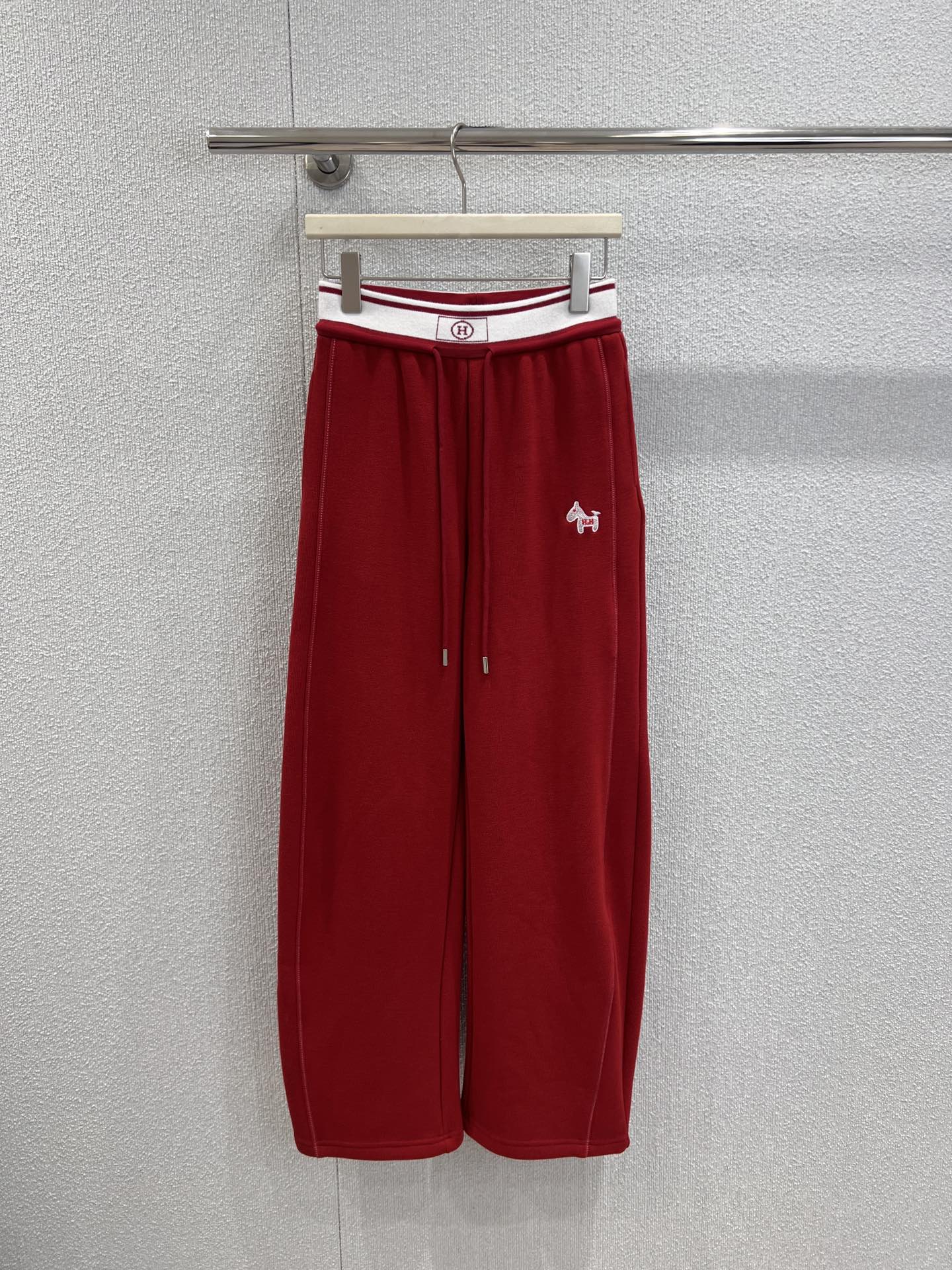 NO:658173,Supports exchange of Herm*s 25FW new autumn and winter velvet casual pants丨Exclusive high-end version!  The classic elastic waistband with drawstring design is suitable for all body shapes; the pony embroidery on the side is an iconic detail, low-key and exquisite. The velvet lining is soft and skin-friendly, and has full warmth. The wide-leg version modifies the leg shape and makes you look lazy and casual. Available in black and red colors, you can easily create a high-end casual style in autumn and winter. Ready-made S/M/L real shot details, hermes, alexander wang19860909支持换款 Herm*s 25FW秋冬新款 加绒休闲裤丨独家高版出品！经典橡筋腰搭配抽绳设计,适配各种身形；侧边小马刺绣是标志性细节,低调又精致.加绒内里柔软亲肤,保暖性拉满,阔腿版型修饰腿型还显慵懒随性,黑红双色可选,轻松打造秋冬高级休闲风.现货发售S/M/L实拍细节图,,hermes,alexander wang,Women's clothing