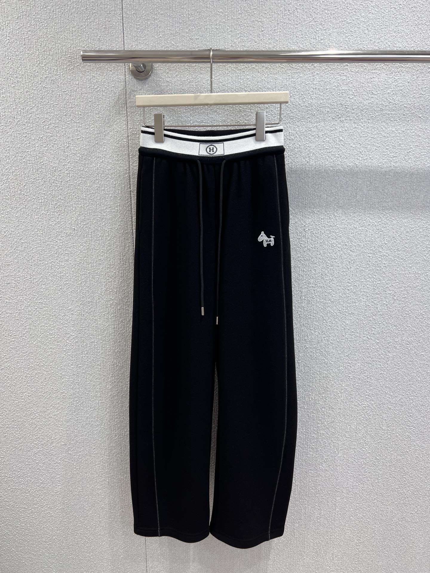 NO:658167,Supports exchange of Herm*s 25FW new autumn and winter velvet casual pants丨Exclusive high-end version!  The classic elastic waistband with drawstring design is suitable for all body shapes; the pony embroidery on the side is an iconic detail, low-key and exquisite. The velvet lining is soft and skin-friendly, and has full warmth. The wide-leg version modifies the leg shape and makes you look lazy and casual. Available in black and red colors, you can easily create a high-end casual style in autumn and winter. Ready-made S/M/L real shot details, hermes, alexander wang19860909支持换款 Herm*s 25FW秋冬新款 加绒休闲裤丨独家高版出品！经典橡筋腰搭配抽绳设计,适配各种身形；侧边小马刺绣是标志性细节,低调又精致.加绒内里柔软亲肤,保暖性拉满,阔腿版型修饰腿型还显慵懒随性,黑红双色可选,轻松打造秋冬高级休闲风.现货发售S/M/L实拍细节图,,hermes,alexander wang,Women's clothing