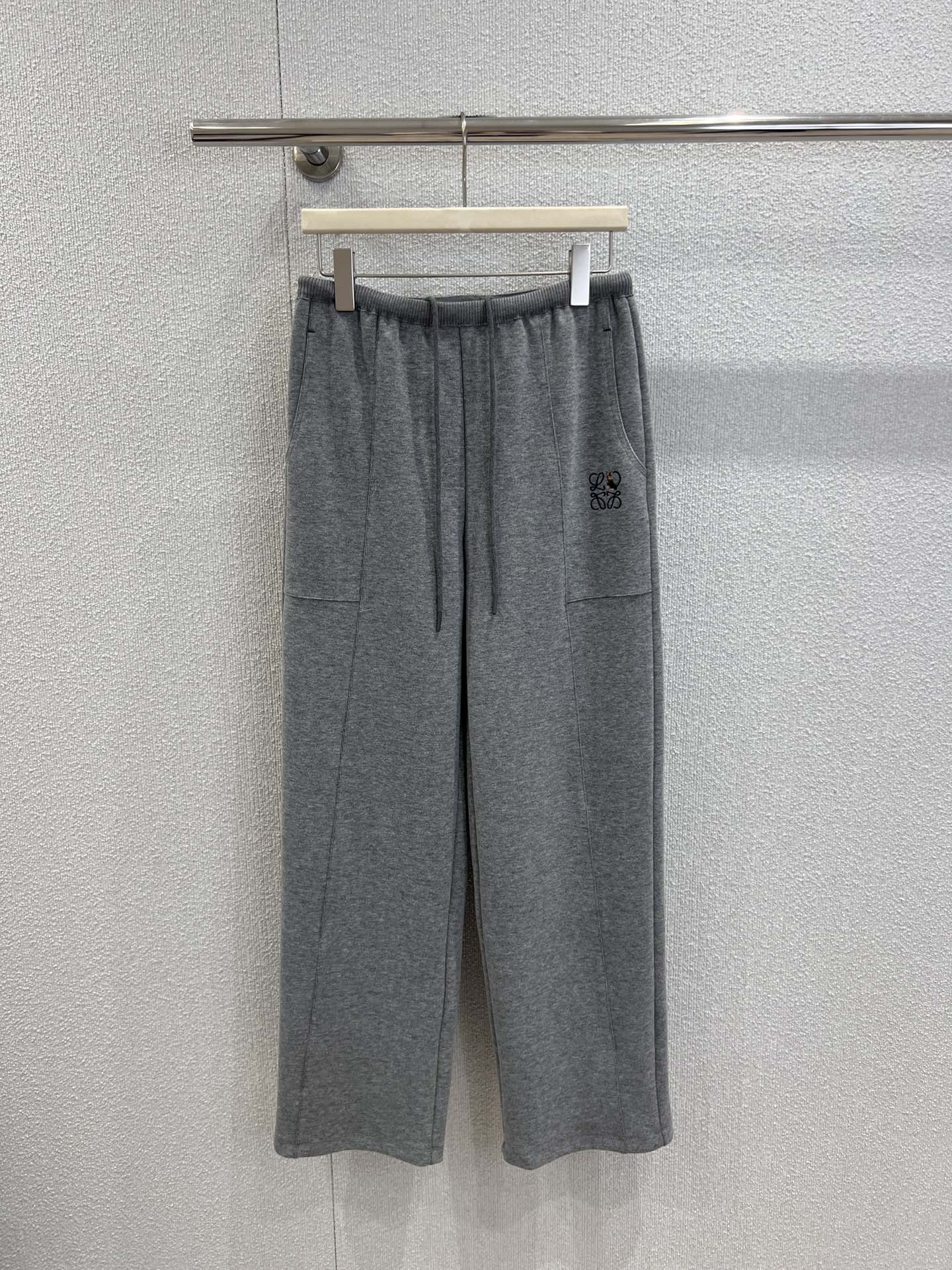 NO:657274,Supports exchange of new models of Loew*  The wool-like texture fabric is selected, the touch is soft and delicate velvet, and the drape is just right - the high-waisted drawstring + wide-leg version can not only hide the wide hips and thick legs, but also can be worn with 'careless casualness', and has a lazy atmosphere when walking. Louis on the side  Wain cat embroidery is the highlight of the soul, the retro hand-painted cat pattern, exquisite and unobtrusive, hiding the artistic sense of joint branding in the details. Ready-made S/M/L real shot details, louis vuitton, loewe, alexander wang19860909支持换款 Loew* x Louis Wain联名新款 喵咪刺绣仿羊呢休闲裤丨独家高版出品！甄选仿羊呢质感面料,触感是软乎乎的细腻绒感,垂坠度却恰到好处——高腰抽绳+阔腿版型,既能藏住胯宽腿粗,又能穿出“漫不经心的随性”,走动间自带慵懒氛围.侧边的Louis Wain猫咪刺绣是灵魂亮点,复古手绘风的喵咪图案,精致又不张扬,把联名的艺术感藏在细节里.现货发售S/M/L实拍细节图,,louis vuitton,loewe,alexander wang,Women's clothing