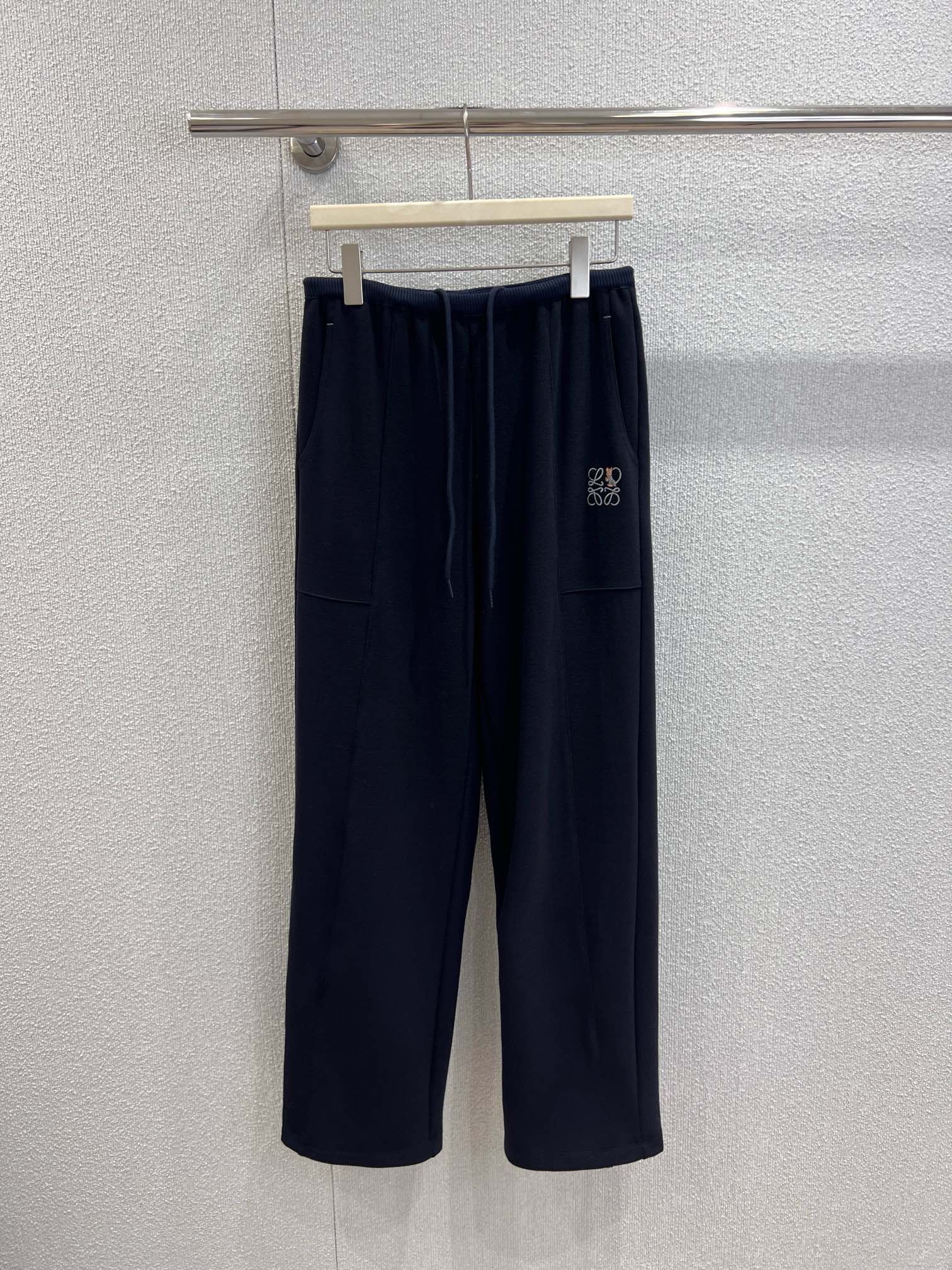 NO:657265,Supports exchange of new models of Loew*  The wool-like texture fabric is selected, the touch is soft and delicate velvet, and the drape is just right - the high-waisted drawstring + wide-leg version can not only hide the wide hips and thick legs, but also can be worn with 'careless casualness', and has a lazy atmosphere when walking. Louis on the side  Wain cat embroidery is the highlight of the soul, the retro hand-painted cat pattern, exquisite and unobtrusive, hiding the artistic sense of joint branding in the details. Ready-made S/M/L real shot details, louis vuitton, loewe, alexander wang19860909支持换款 Loew* x Louis Wain联名新款 喵咪刺绣仿羊呢休闲裤丨独家高版出品！甄选仿羊呢质感面料,触感是软乎乎的细腻绒感,垂坠度却恰到好处——高腰抽绳+阔腿版型,既能藏住胯宽腿粗,又能穿出“漫不经心的随性”,走动间自带慵懒氛围.侧边的Louis Wain猫咪刺绣是灵魂亮点,复古手绘风的喵咪图案,精致又不张扬,把联名的艺术感藏在细节里.现货发售S/M/L实拍细节图,,louis vuitton,loewe,alexander wang,Women's clothing