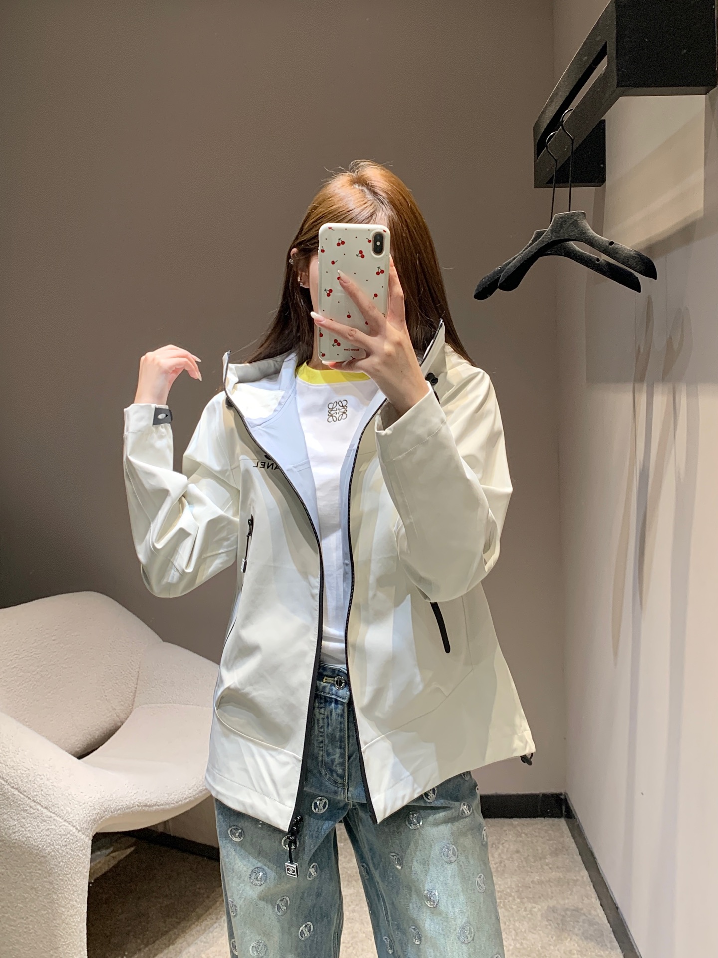 NO:657271,Chane* 26Ss second-hand series new windproof and waterproof sports hooded jacket丨Exclusive high-end version!  It is made of high-end windproof and waterproof technical fabrics, with a delicate matte texture that has a crisp feel. The hooded + hidden drawstring design can not only cope with daily windproofing, but also can be worn casually to create a lazy and relaxed 'hoodie atmosphere'. Reverse printed on the chest +  The classic double C logo is full of medieval and retro accents. The double C metal zippers and contrasting edges in the details hide the delicacy of the luxury brand in every place. Available now in M/L/XL/XXL, chanel, jackets  & coats,hats,alexander wang19860909Chane* 26Ss中古系列新款 防风防水运动连帽冲锋衣外套丨独家高版出品！选用高阶防风防水科技面料,触感是自带挺括感的细腻哑光,连帽+隐藏式抽绳设计,既能应对日常防风,又能随手穿出慵懒松弛的“帽衫氛围感”.胸前反向印字+经典双C标识,中古复古调拉满,细节处的双C金属拉链、撞色包边,把奢牌的精致藏在每一处.现货发售M/L/XL/XXL,,chanel,jackets & coats,hats,alexander wang,Women's clothing