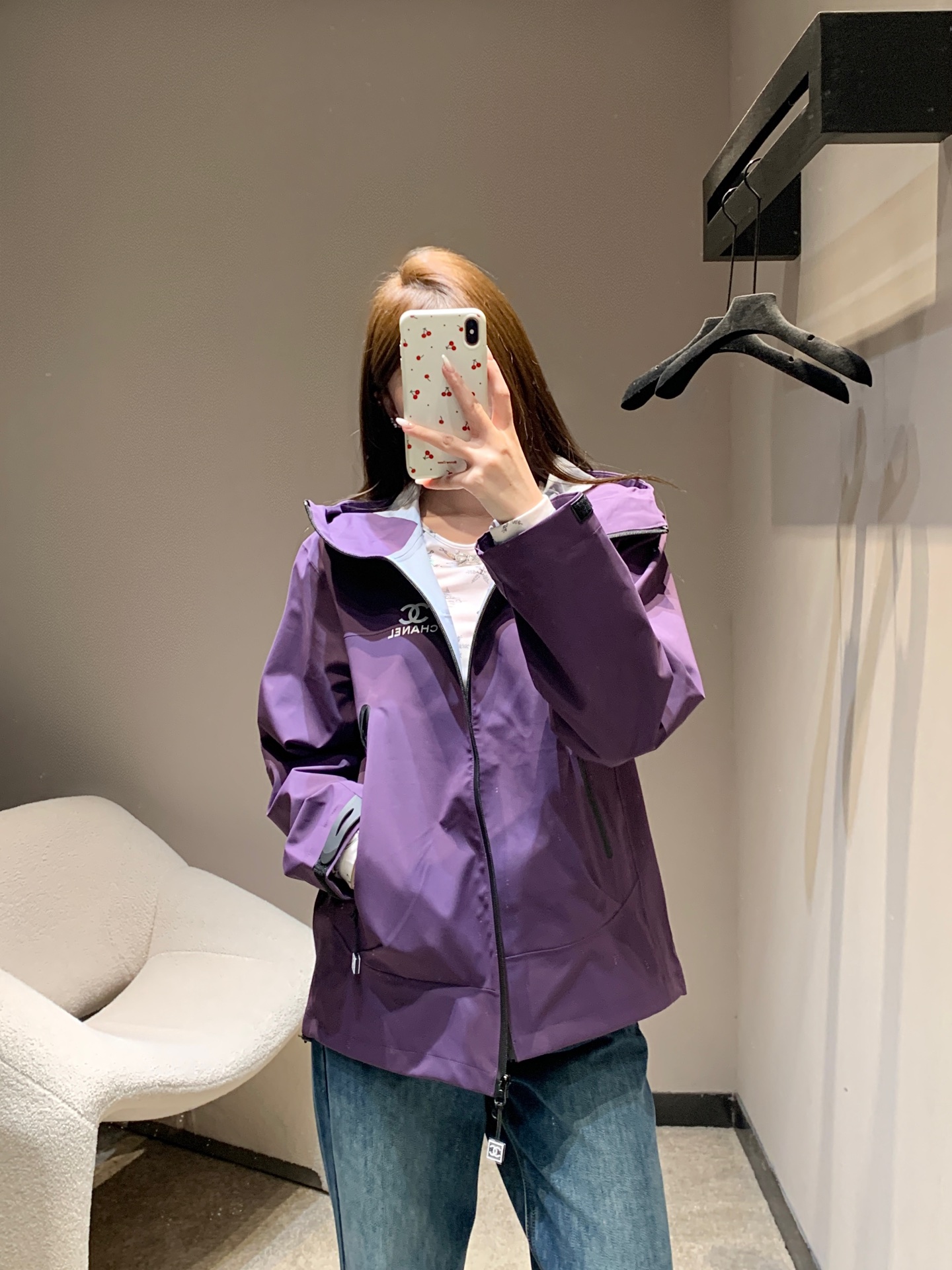 NO:657287,Chane* 26Ss second-hand series new windproof and waterproof sports hooded jacket丨Exclusive high-end version!  It is made of high-end windproof and waterproof technical fabrics, with a delicate matte texture that has a crisp feel. The hooded + hidden drawstring design can not only cope with daily windproofing, but also can be worn casually to create a lazy and relaxed 'hoodie atmosphere'. Reverse printed on the chest +  The classic double C logo is full of medieval and retro accents. The double C metal zippers and contrasting edges in the details hide the delicacy of the luxury brand in every place. Available now in M/L/XL/XXL, chanel, jackets  & coats,hats,alexander wang19860909Chane* 26Ss中古系列新款 防风防水运动连帽冲锋衣外套丨独家高版出品！选用高阶防风防水科技面料,触感是自带挺括感的细腻哑光,连帽+隐藏式抽绳设计,既能应对日常防风,又能随手穿出慵懒松弛的“帽衫氛围感”.胸前反向印字+经典双C标识,中古复古调拉满,细节处的双C金属拉链、撞色包边,把奢牌的精致藏在每一处.现货发售M/L/XL/XXL,,chanel,jackets & coats,hats,alexander wang,Women's clothing