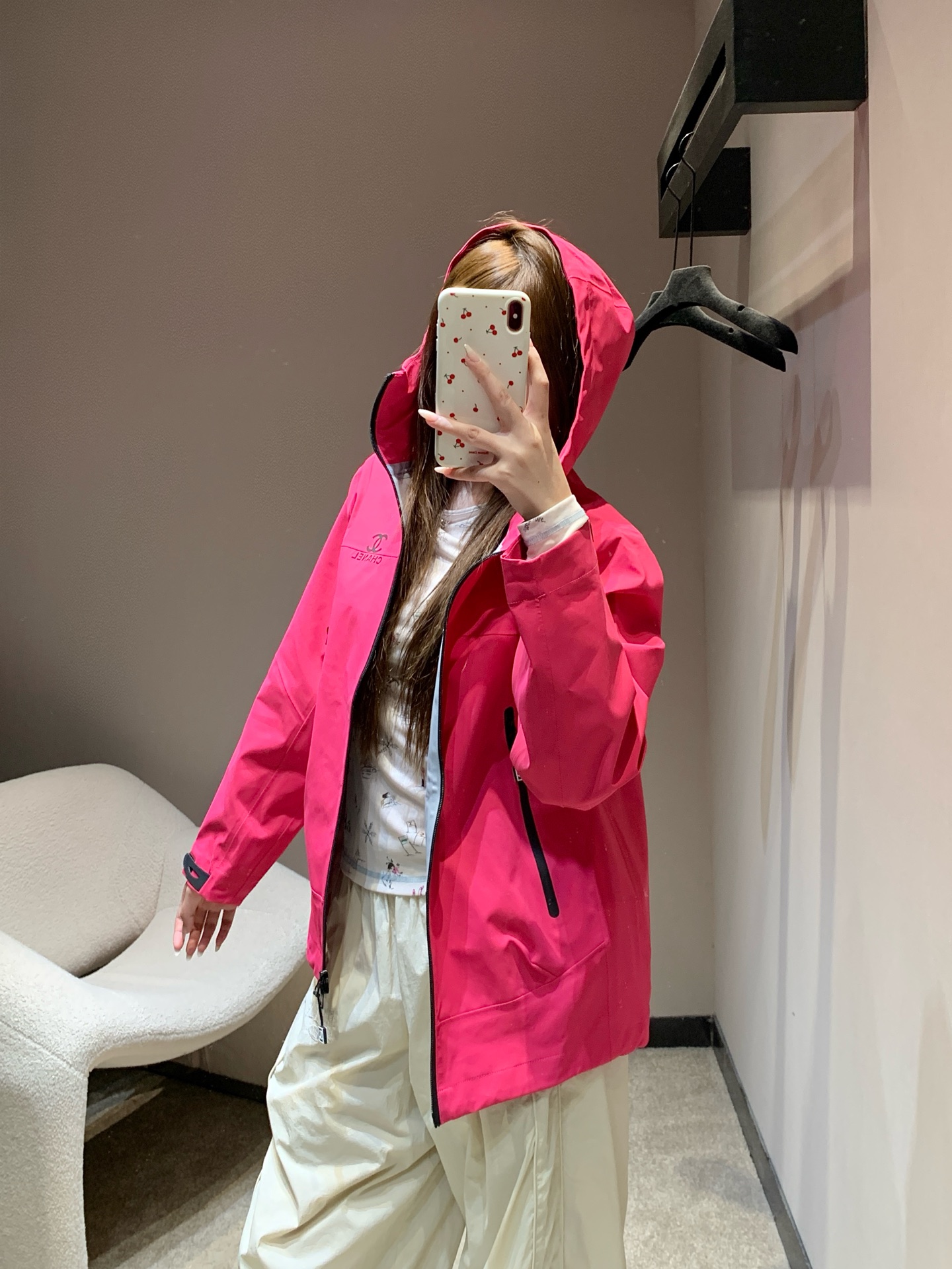 NO:657248,Chane* 26Ss second-hand series new windproof and waterproof sports hooded jacket丨Exclusive high-end version!  It is made of high-end windproof and waterproof technical fabrics, with a delicate matte texture that has a crisp feel. The hooded + hidden drawstring design can not only cope with daily windproofing, but also can be worn casually to create a lazy and relaxed 'hoodie atmosphere'. Reverse printed on the chest +  The classic double C logo is full of medieval and retro accents. The double C metal zippers and contrasting edges in the details hide the delicacy of the luxury brand in every place. Available now in M/L/XL/XXL, chanel, jackets  & coats,hats,alexander wang19860909Chane* 26Ss中古系列新款 防风防水运动连帽冲锋衣外套丨独家高版出品！选用高阶防风防水科技面料,触感是自带挺括感的细腻哑光,连帽+隐藏式抽绳设计,既能应对日常防风,又能随手穿出慵懒松弛的“帽衫氛围感”.胸前反向印字+经典双C标识,中古复古调拉满,细节处的双C金属拉链、撞色包边,把奢牌的精致藏在每一处.现货发售M/L/XL/XXL,,chanel,jackets & coats,hats,alexander wang,Women's clothing