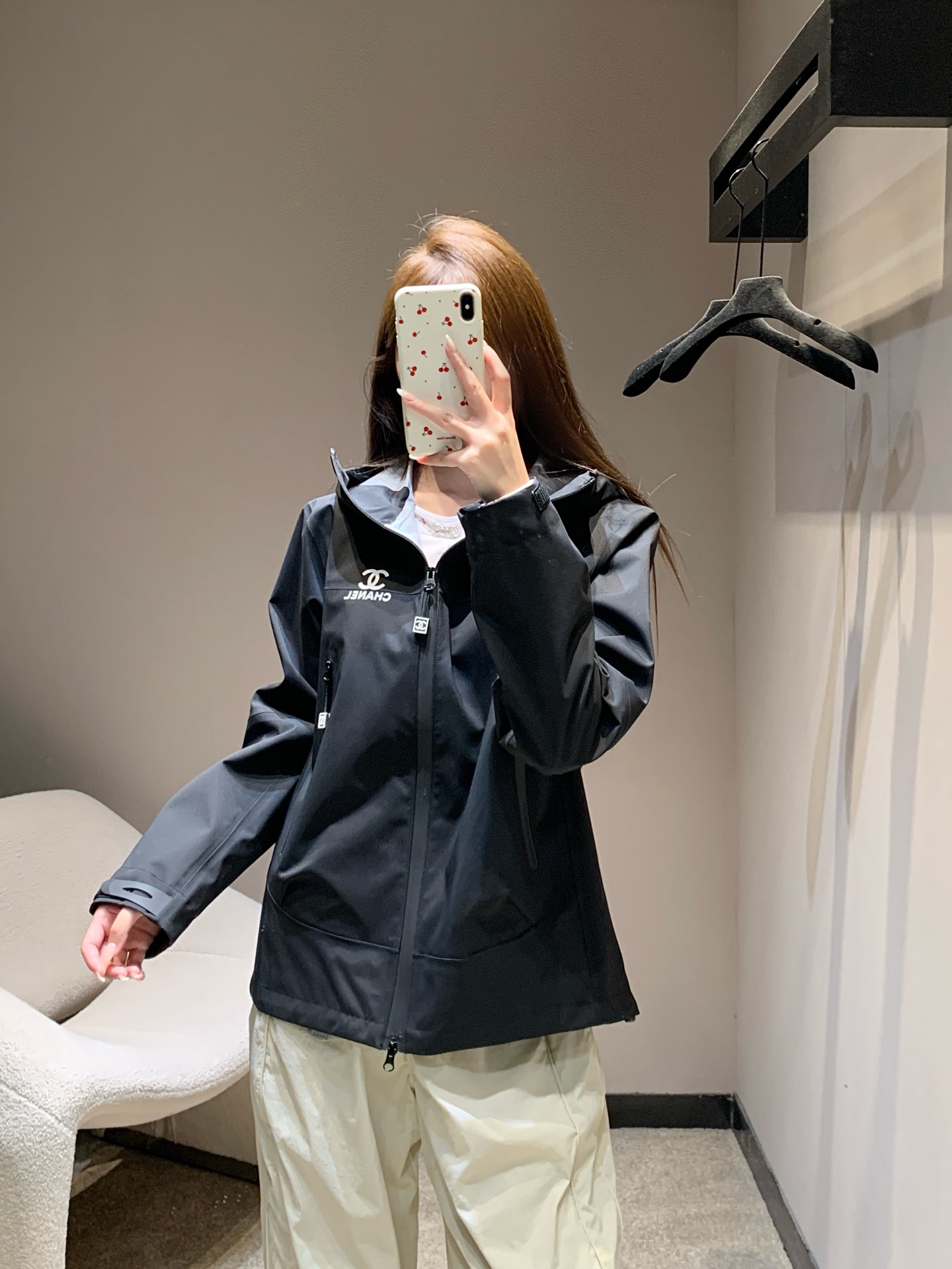 NO:657260,Chane* 26Ss second-hand series new windproof and waterproof sports hooded jacket丨Exclusive high-end version!  It is made of high-end windproof and waterproof technical fabrics, with a delicate matte texture that has a crisp feel. The hooded + hidden drawstring design can not only cope with daily windproofing, but also can be worn casually to create a lazy and relaxed 'hoodie atmosphere'. Reverse printed on the chest +  The classic double C logo is full of medieval and retro accents. The double C metal zippers and contrasting edges in the details hide the delicacy of the luxury brand in every place. Available now in M/L/XL/XXL, chanel, jackets  & coats,hats,alexander wang19860909Chane* 26Ss中古系列新款 防风防水运动连帽冲锋衣外套丨独家高版出品！选用高阶防风防水科技面料,触感是自带挺括感的细腻哑光,连帽+隐藏式抽绳设计,既能应对日常防风,又能随手穿出慵懒松弛的“帽衫氛围感”.胸前反向印字+经典双C标识,中古复古调拉满,细节处的双C金属拉链、撞色包边,把奢牌的精致藏在每一处.现货发售M/L/XL/XXL,,chanel,jackets & coats,hats,alexander wang,Women's clothing