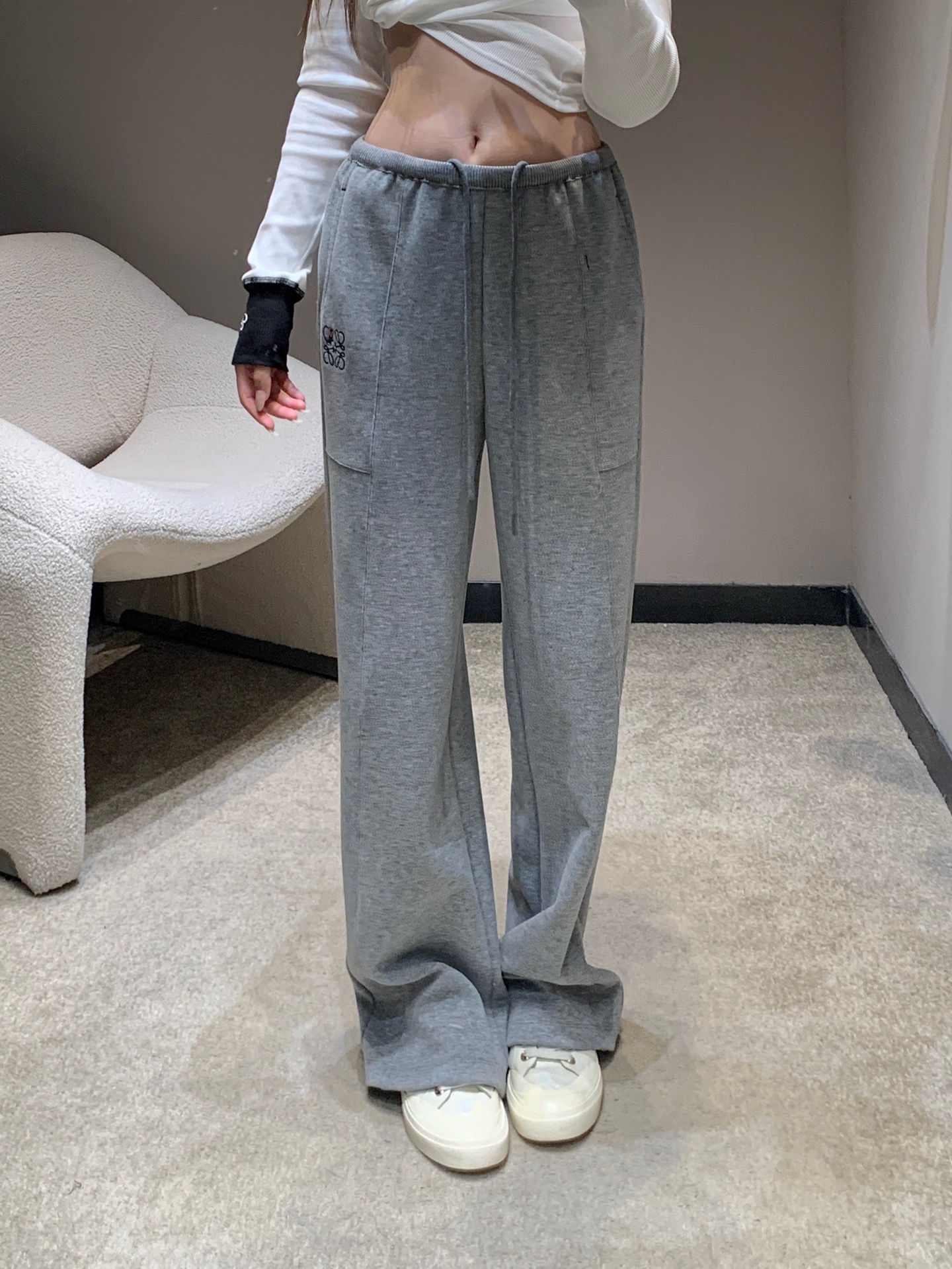 NO:657278,Loew*  The wool-like texture fabric is selected, the touch is soft and delicate velvet, and the drape is just right - the high-waisted drawstring + wide-leg version can not only hide the wide hips and thick legs, but also can be worn with 'careless casualness', and has a lazy atmosphere when walking. Louis on the side  Wain cat embroidery is the highlight of the soul. The retro hand-painted cat pattern is exquisite and unobtrusive, hiding the artistic sense of joint branding in the details. Available in stock S/M/L, Louis Vuitton, Loewe, Alexander Wang19860909Loew* x Louis Wain联名新款 喵咪刺绣仿羊呢休闲裤丨独家高版出品！甄选仿羊呢质感面料,触感是软乎乎的细腻绒感,垂坠度却恰到好处——高腰抽绳+阔腿版型,既能藏住胯宽腿粗,又能穿出“漫不经心的随性”,走动间自带慵懒氛围.侧边的Louis Wain猫咪刺绣是灵魂亮点,复古手绘风的喵咪图案,精致又不张扬,把联名的艺术感藏在细节里.现货发售S/M/L,,louis vuitton,loewe,alexander wang,Women's clothing