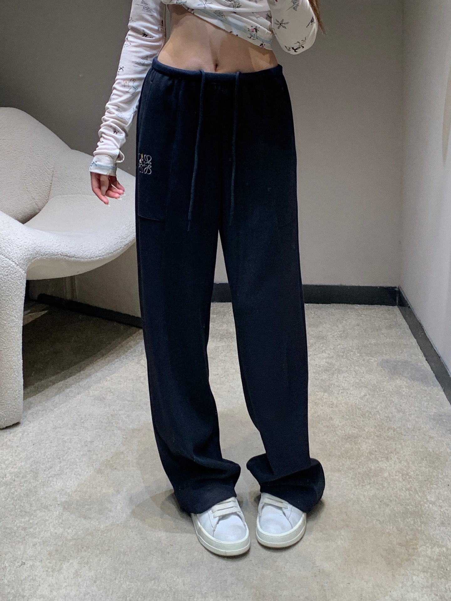 NO:657270,Loew*  The wool-like texture fabric is selected, the touch is soft and delicate velvet, and the drape is just right - the high-waisted drawstring + wide-leg version can not only hide the wide hips and thick legs, but also can be worn with 'careless casualness', and has a lazy atmosphere when walking. Louis on the side  Wain cat embroidery is the highlight of the soul. The retro hand-painted cat pattern is exquisite and unobtrusive, hiding the artistic sense of joint branding in the details. Available in stock S/M/L, Louis Vuitton, Loewe, Alexander Wang19860909Loew* x Louis Wain联名新款 喵咪刺绣仿羊呢休闲裤丨独家高版出品！甄选仿羊呢质感面料,触感是软乎乎的细腻绒感,垂坠度却恰到好处——高腰抽绳+阔腿版型,既能藏住胯宽腿粗,又能穿出“漫不经心的随性”,走动间自带慵懒氛围.侧边的Louis Wain猫咪刺绣是灵魂亮点,复古手绘风的喵咪图案,精致又不张扬,把联名的艺术感藏在细节里.现货发售S/M/L,,louis vuitton,loewe,alexander wang,Women's clothing