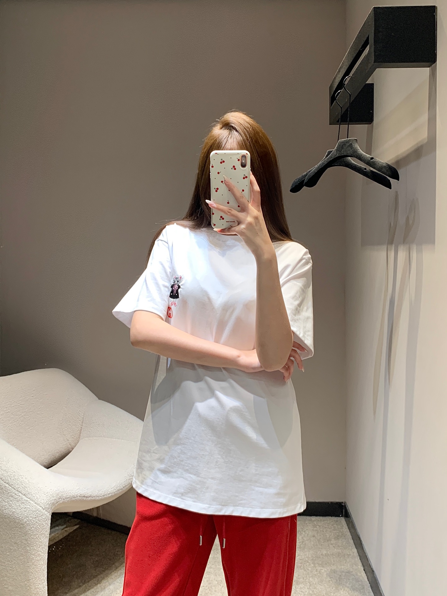 NO:657247,Gucc* 26ss early spring new style cartoon logo embroidered round neck short-sleeved T-shirt丨Exclusively developed by yb!  High quality production!  Selected soft, elastic and breathable high-count cotton fabrics, with a loose off-shoulder version that is not flattering on the body shape, making it easy to wear in daily wear. The cartoon embroidery on the chest is the soul highlight of the suit-shaped cute doll + the classic double G logo. The three-dimensional embroidery thread in the details makes the pattern lively and exquisite, with a sweet and cool feeling, and the luxury brand texture is hidden in the low-key. Ready for sale S/M/L,, gucci, T-shirt, tees, t-shirt, business suit, alexander wang19860909Gucc* 26ss早春新款 卡通徽标刺绣圆领短袖T恤丨独家yb开发！高版出品！精选软弹透气的高支棉面料,宽松落肩版型不挑身形,日常穿藏肉又随性.胸前的卡通刺绣是灵魂亮点西装造型的萌趣玩偶+经典双G徽标,细节处的立体绣线让图案鲜活又精致,甜酷感直接拉满,低调中藏着奢牌质感.现货发售S/M/L,,gucci,T-shirt,tees，t-shirt,business suit,alexander wang,Women's clothing