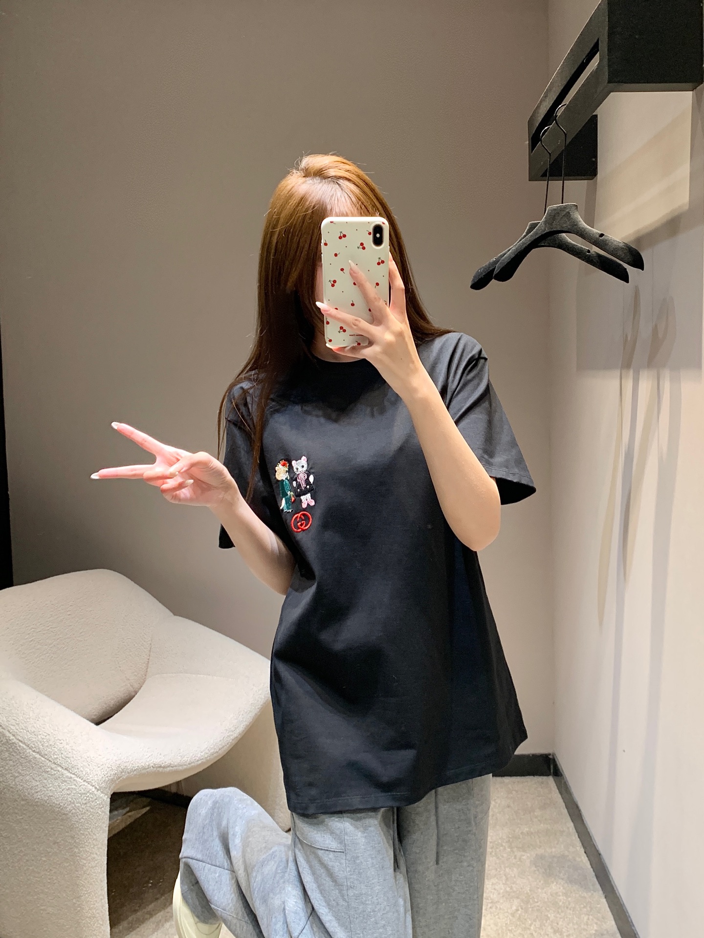 NO:657235,Gucc* 26ss early spring new style cartoon logo embroidered round neck short-sleeved T-shirt丨Exclusively developed by yb!  High quality production!  Selected soft, elastic and breathable high-count cotton fabrics, with a loose off-shoulder version that is not flattering on the body shape, making it easy to wear in daily wear. The cartoon embroidery on the chest is the soul highlight of the suit-shaped cute doll + the classic double G logo. The three-dimensional embroidery thread in the details makes the pattern lively and exquisite, with a sweet and cool feeling, and the luxury brand texture is hidden in the low-key. Ready for sale S/M/L,, gucci, T-shirt, tees, t-shirt, business suit, alexander wang19860909Gucc* 26ss早春新款 卡通徽标刺绣圆领短袖T恤丨独家yb开发！高版出品！精选软弹透气的高支棉面料,宽松落肩版型不挑身形,日常穿藏肉又随性.胸前的卡通刺绣是灵魂亮点西装造型的萌趣玩偶+经典双G徽标,细节处的立体绣线让图案鲜活又精致,甜酷感直接拉满,低调中藏着奢牌质感.现货发售S/M/L,,gucci,T-shirt,tees，t-shirt,business suit,alexander wang,Women's clothing