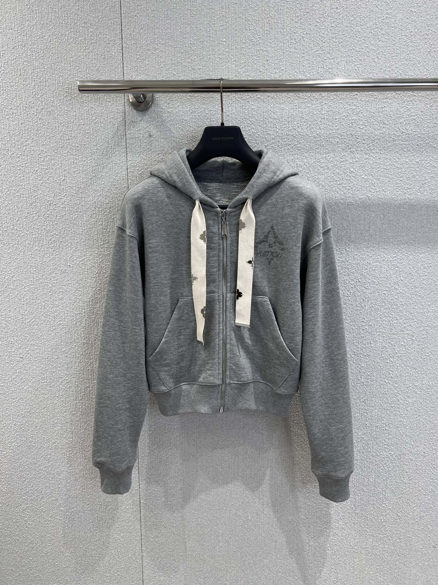 NO:657207,The jacket supports exchange. Louis Vuitt*n 26SKi ski series new model. Logo hot diamond hooded zipper jacket + hot diamond wide-leg trousers suit | Exclusively developed by yb!  High quality production!  The logo is embellished with diamonds for a low-key shine, the short cut raises the waistline, and the loose trousers hide the flesh and make you look slimmer. It is very stylish for daily outings or casual wear, and the texture of the ski series is directly enhanced!  Ready sale S/M/L real shot details,,louis vuitton,jackets & coats,hats,alexander wang19860909外套支持换款 Louis Vuitt*n 26SKi滑雪系列新款 徽标烫钻连帽拉链外套+烫钻阔腿长裤套装丨独家yb开发！高版出品！徽标烫钻低调闪曜,短款剪裁拉高腰线,宽松裤型藏肉显瘦,日常出街或休闲穿搭都超有范儿,滑雪系列的质感直接拉满！现货发售S/M/L实拍细节图,,louis vuitton,jackets & coats,hats,alexander wang,Women's clothing