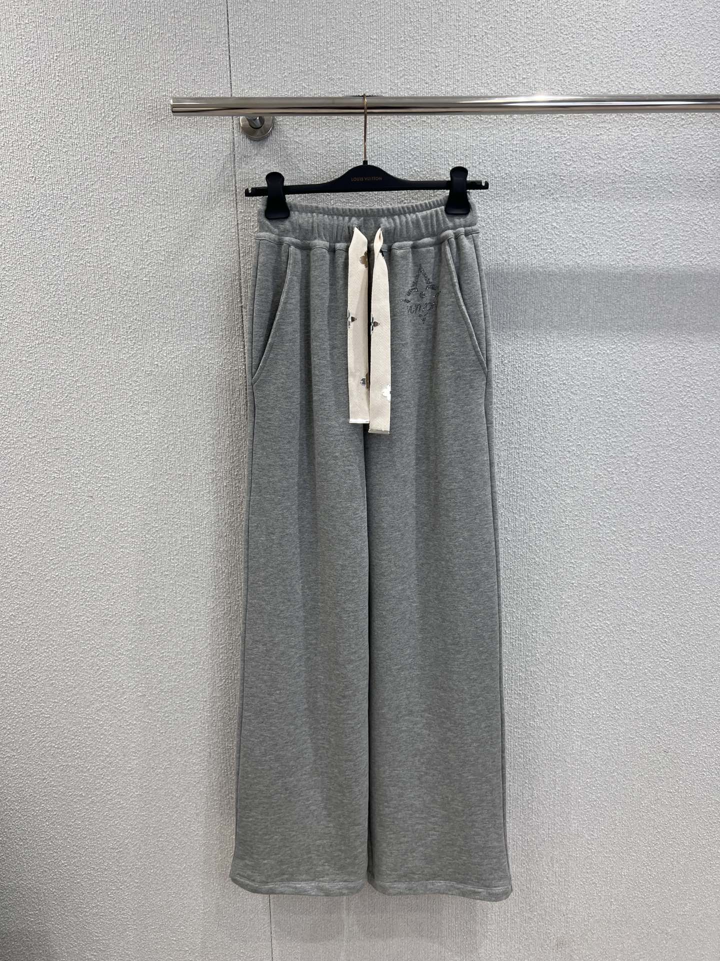 NO:657199,Pants support exchange Louis Vuitt*n 26SKi ski series new style logo hot diamond hooded zipper jacket + hot diamond wide-leg trousers set丨Exclusively developed by yb!  High quality production!  The logo is embellished with diamonds for a low-key shine, the short cut raises the waistline, and the loose trousers hide the flesh and make you look slimmer. It is very stylish for daily outings or casual wear, and the texture of the ski series is directly enhanced!  Ready sale S/M/L real shot details,,louis vuitton,jackets & coats,hats,alexander wang19860909裤子支持换款 Louis Vuitt*n 26SKi滑雪系列新款 徽标烫钻连帽拉链外套+烫钻阔腿长裤套装丨独家yb开发！高版出品！徽标烫钻低调闪曜,短款剪裁拉高腰线,宽松裤型藏肉显瘦,日常出街或休闲穿搭都超有范儿,滑雪系列的质感直接拉满！现货发售S/M/L实拍细节图,,louis vuitton,jackets & coats,hats,alexander wang,Women's clothing