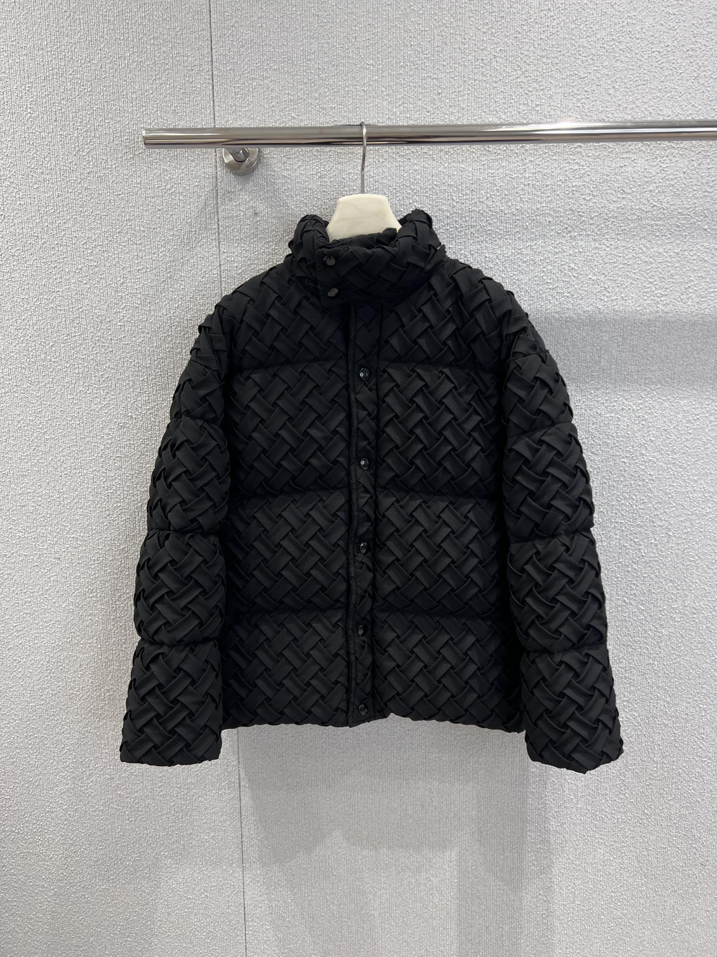 NO:658204,Comes with dust bag Bottega veneta 25Fw new autumn and winter black woven down jacket丨Exclusive high-end version!  Inheriting the iconic intreccio weaving process, the leather weaving aesthetics is integrated into the down jacket. The matte black tone is high-end and restrained. The three-dimensional weaving texture breaks the monotony of the down jacket. The loose silhouette is lazy and slim, with both warmth and avant-garde design. It can easily become the focus of autumn and winter looks. Ready-made S/M/L real shot details,,bottega veneta,jackets & coats,down jacket,alexander wang19860909配防尘袋 Bottega veneta 25Fw秋冬新款 黑色编织羽绒服丨独家高版出品！承袭标志性intreccio编织工艺,将皮革编织美学融入羽绒外套,哑光黑调高级内敛,立体编织纹理打破羽绒服的单调感,宽松廓形慵懒又显瘦,兼具保暖性与先锋设计感,轻松成为秋冬造型的吸睛焦点.现货发售S/M/L实拍细节图,,bottega veneta,jackets & coats,down jacket,alexander wang,Women's clothing