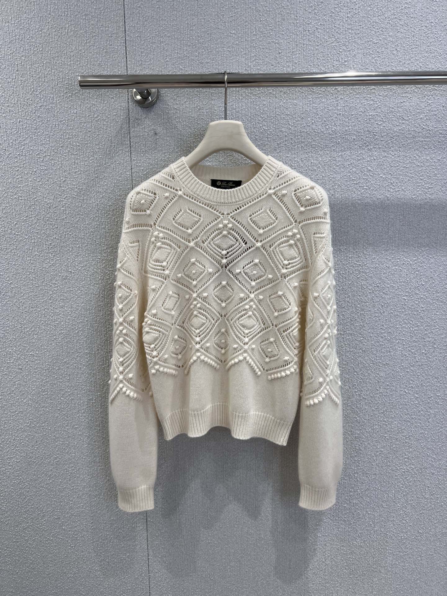 NO:658212,Supports exchange LoroPia*a 25Fw new autumn and winter hollow rhombus embossed sweater丨exclusively developed by yb!  Top quality production!  The wool and cashmere blended fabric has a warm, soft and waxy feel, and the hollow rhombus embossing process outlines a three-dimensional texture. The off-white background is versatile and easy to match. Whether worn alone or layered, you can easily capture the lazy atmosphere of Italian elegance ~ Ready-made S/M/L real shot details, loro piana, alexander wang19860909支持换款 LoroPia*a 25Fw秋冬新款 镂空菱格浮雕针织衫丨独家yb开发！顶级高版出品！羊毛羊绒混纺面料自带温柔软糯触感,镂空菱格浮雕工艺勾勒出立体肌理感,米白底色百搭不挑人,无论是单穿还是内搭,都能轻松拿捏意式优雅的慵懒氛围～现货发售S/M/L实拍细节图,,loro piana,alexander wang,Women's clothing