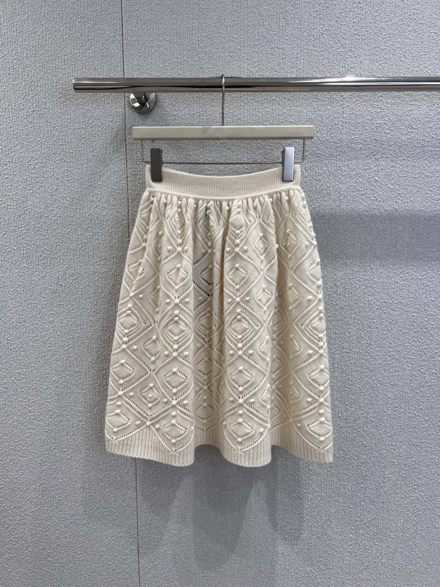 NO:658206,Supports exchange LoroPia*a 25Fw new autumn and winter hollow rhombus embossed knitted skirt丨exclusively developed by yb!  Top quality production!  The wool and cashmere blended fabric is soft and skin-friendly. The hollow rhombus embossing process creates a three-dimensional texture. The off-white tone is gentle and versatile. The A-line skirt modifies the body shape. Paired with the sweaters of the same series, it can easily outline the Italian elegant autumn and winter atmosphere ~ Ready-made S/M/L real shot details, loro piana, skirts, alexander wang19860909支持换款 LoroPia*a 25Fw秋冬新款 镂空菱格浮雕针织半裙丨独家yb开发！顶级高版出品！羊毛羊绒混纺面料软糯亲肤,镂空菱格浮雕工艺打造出立体肌理感,米白色调温柔百搭,A字裙摆修饰身形,搭配同系列针织衫,轻松勾勒意式优雅的秋冬氛围感～现货发售S/M/L实拍细节图,,loro piana,skirts,alexander wang,Women's clothing