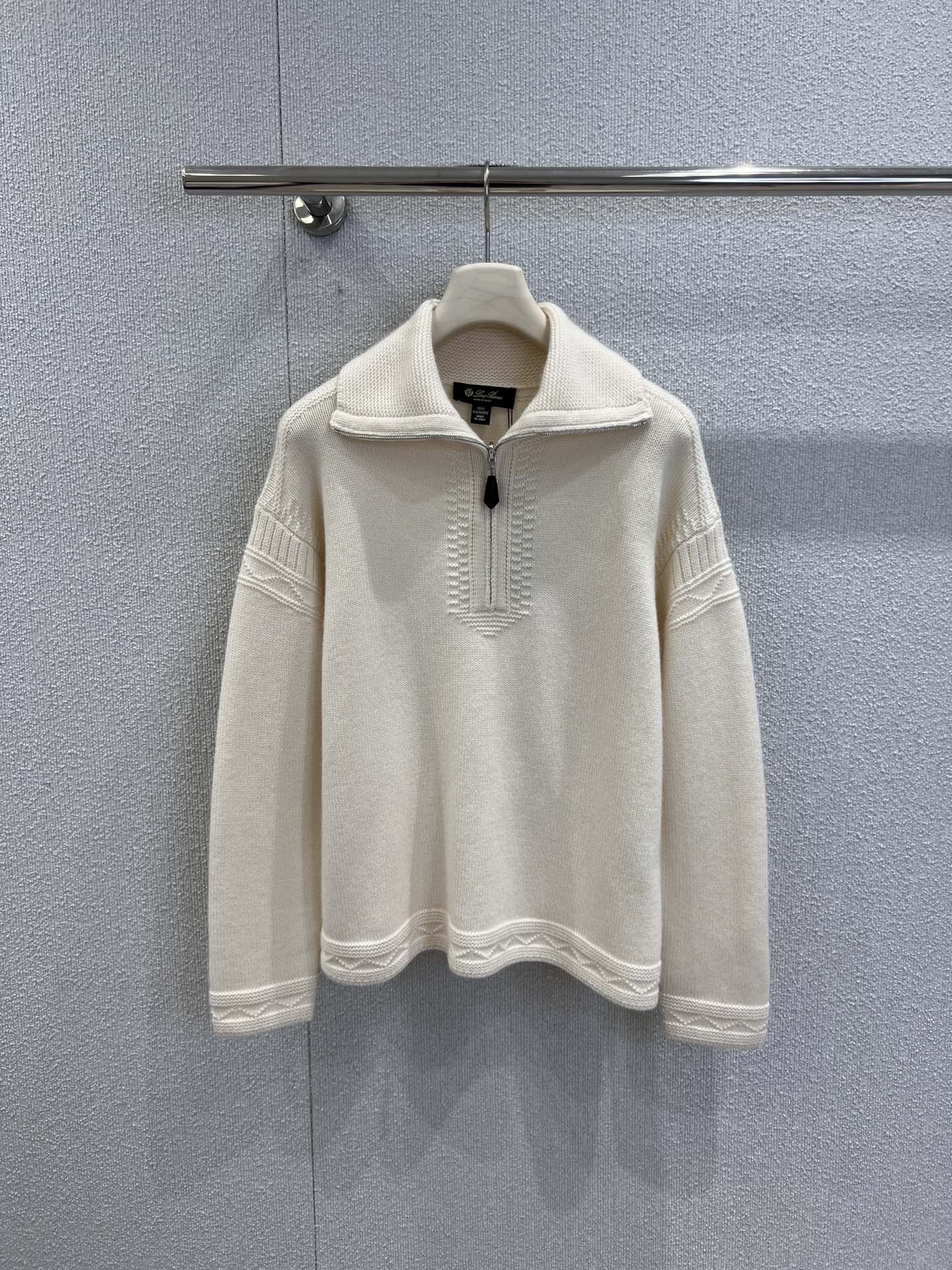 NO:658197,Supports exchange Loro Pia*a 25FW new autumn and winter half-zip lapel cashmere sweater丨Exclusively developed by yb!  Top quality production!  Select top-grade cashmere fabric, which is soft, skin-friendly and warm. The half-zip lapel design combines practicality and style. The simple texture knitting is paired with classic colors such as off-white, light gray, dark green, etc., which easily outlines the Italian lazy autumn and winter atmosphere. It is perfect when worn alone. Detailed photos of real shots of S/M/L ready for sale, loro piana, alexander wang19860909支持换款 Loro Pia*a 25FW秋冬新款 半拉链翻领羊绒针织衫丨独家yb开发！顶级高版出品！甄选顶级羊绒面料,软糯亲肤又保暖,半拉链翻领设计兼具实用性与造型感,简约的肌理针织搭配米白、浅灰、墨绿等经典色系,轻松勾勒意式慵懒的秋冬氛围感,单穿内搭皆出彩.现货发售S/M/L实拍细节图,,loro piana,alexander wang,Women's clothing