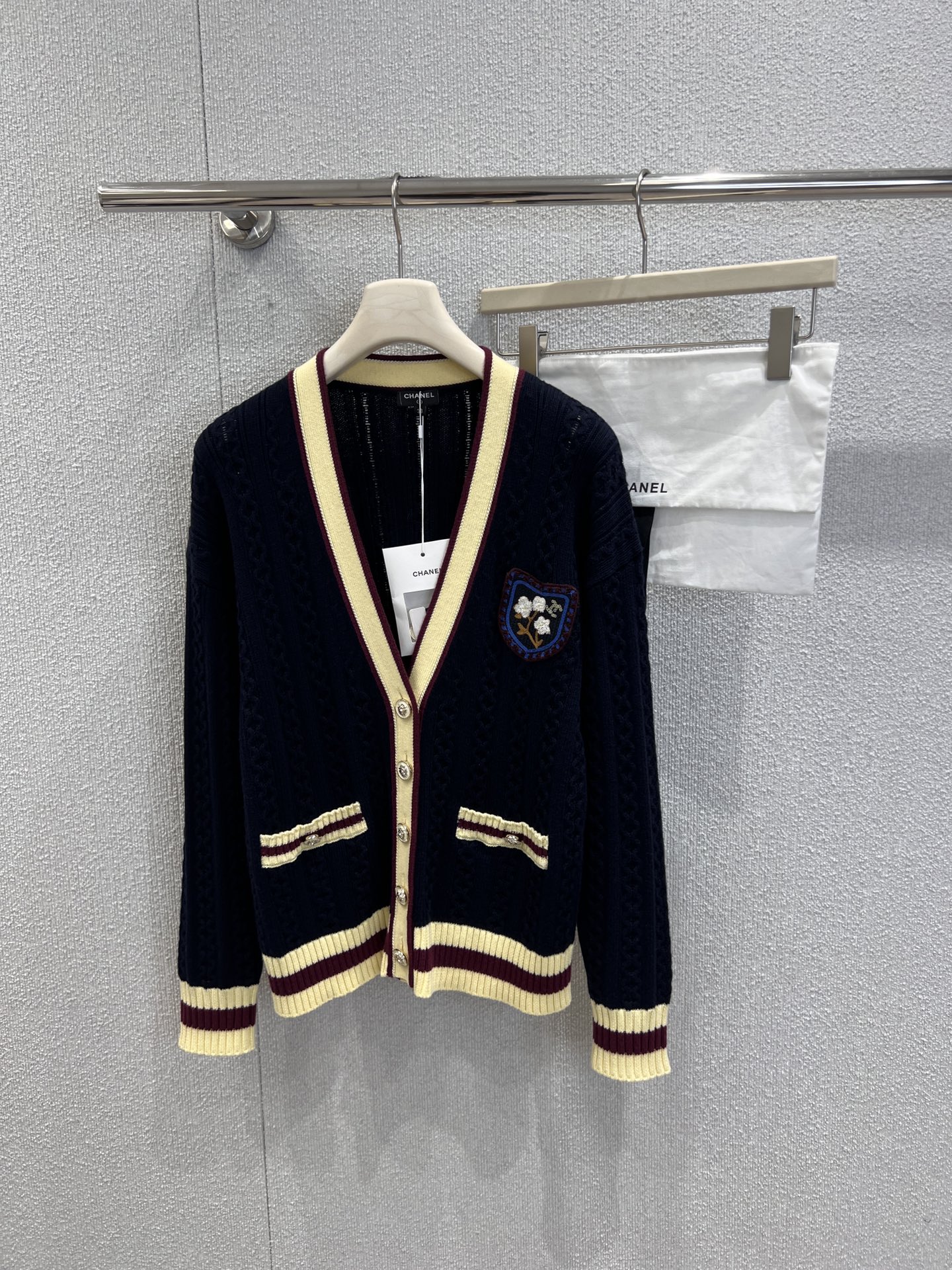 NO:658203,Supports exchange Cha*el 26C advanced handicraft workshop series new navy blue badge V-neck cardigan jacket丨Exclusively developed by yb!  Top quality production!  The navy blue background color is calm and high-end, the classic V-neck outlines the neat shoulder and neck lines, and the exquisite badge embroidery on the chest highlights the details. The soft and waxy cashmere blended knitted fabric takes into account both texture and comfort. Wear it alone or layered with shirts for daily use, easily unlocking the dual tone of French elegance and street fashion. Ready-made S/M/L real shot details, jackets & coats, shirts, alexander wang19860909支持换款 Cha*el 26C高级手工坊系列新款 藏蓝徽章V领开衫外套丨独家yb开发！顶级高版出品！藏蓝底色沉稳高级,经典V领勾勒利落肩颈线条,胸口精致徽章刺绣点亮细节,软糯羊绒混纺针织面料兼顾质感与舒适度,日常单穿或叠搭衬衫,轻松解锁法式优雅与街头潮流的双重腔调.现货发售S/M/L实拍细节图,,jackets & coats,shirts,alexander wang,Women's clothing