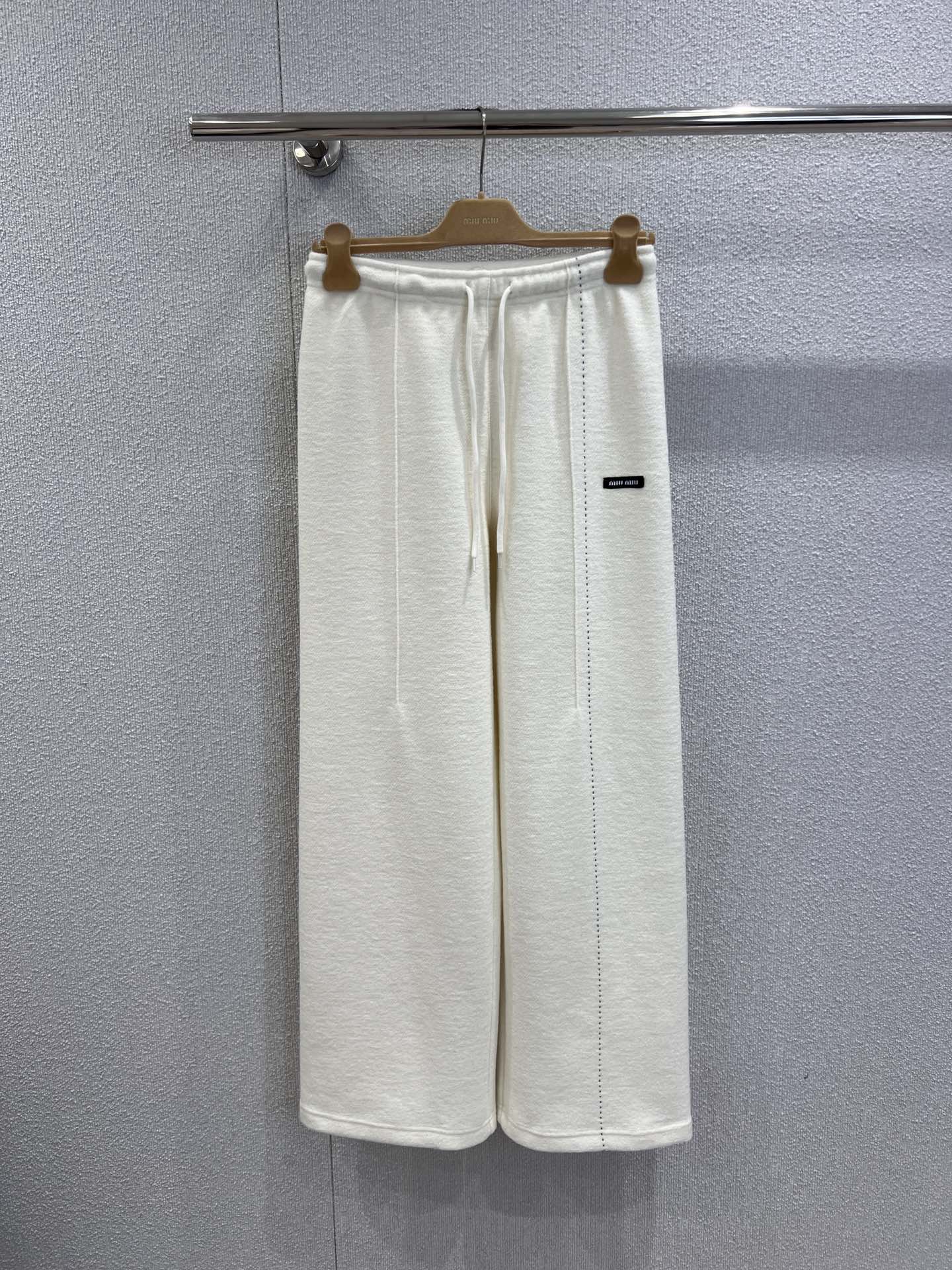 NO:658196,Support exchange Miumiu 25FW new autumn and winter micro-label plus velvet drawstring casual pants丨Exclusive high-end version!  The soft waxy velvet fabric is both warm and comfortable. The drawstring elastic waist design is suitable for various body shapes. The loose wide-leg version hides the flesh and makes the body slimmer. The side micro-label details are low-key to highlight the brand recognition. Navy blue, gray, and off-white are available in three colors. It can easily create the iconic sweet-cool girl tone. It is very fashionable to wear with short tops and sweaters in autumn and winter. Ready-made S/M/L real shot details, miumiu, alexander wang19860909支持换款 Miumiu 25FW秋冬新款微标加绒抽绳休闲裤丨独家高版出品！软糯加绒面料兼顾保暖与舒适,抽绳松紧腰设计适配各种身形,宽松阔腿版型藏肉显瘦,侧边微标细节低调彰显品牌辨识度,藏蓝、灰色、米白三色可选,轻松打造标志性的甜酷少女腔调,秋冬搭短上衣、针织衫都超有范儿.现货发售S/M/L实拍细节图,,miumiu,alexander wang,Women's clothing