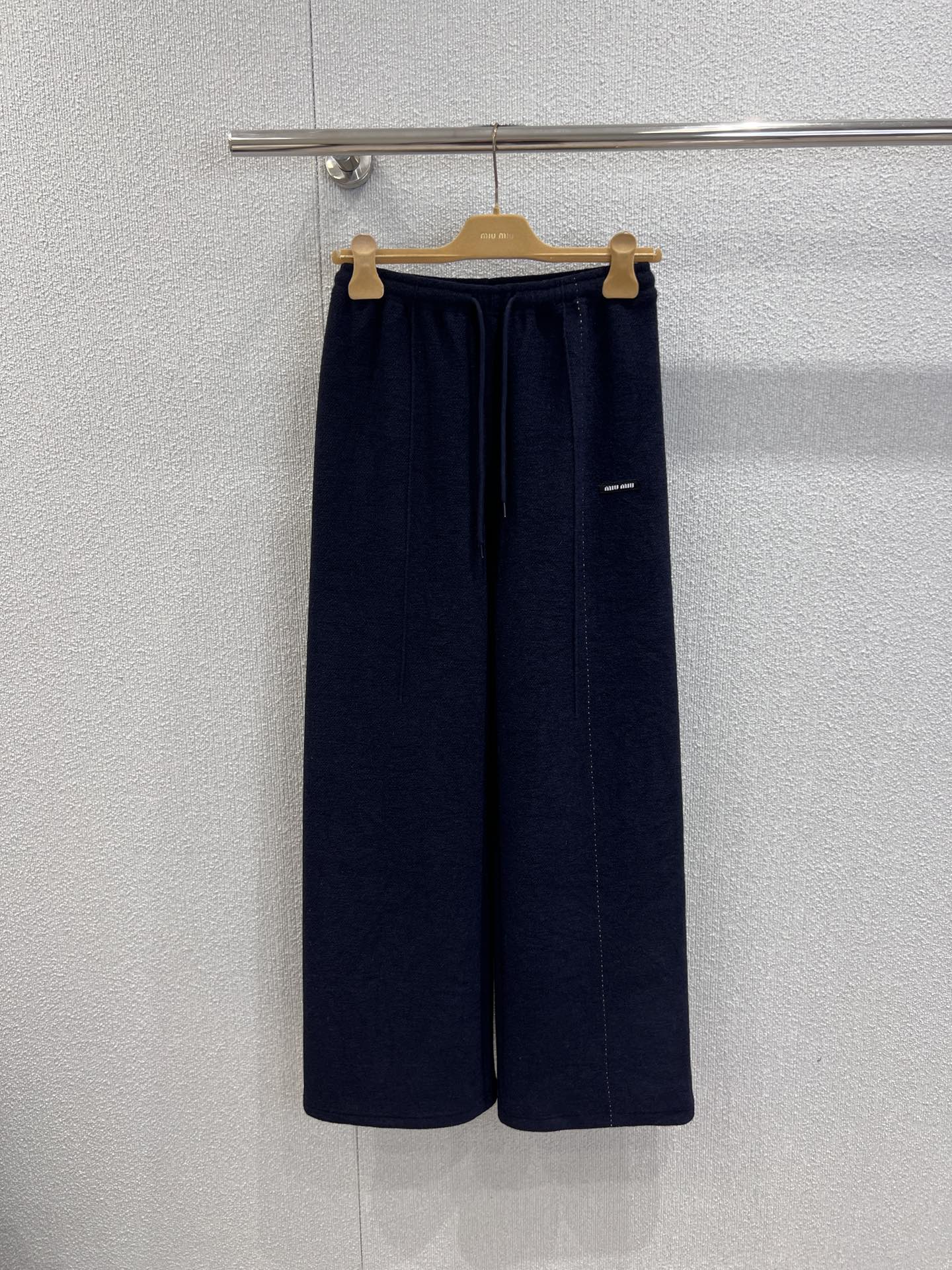 NO:658188,Support exchange Miumiu 25FW new autumn and winter micro-label plus velvet drawstring casual pants丨Exclusive high-end version!  The soft waxy plus velvet fabric is both warm and comfortable. The drawstring elastic waist design is suitable for various body shapes. The loose wide-leg version hides the flesh and makes the body slimmer. The side micro-label details are low-key to highlight the brand recognition. Navy blue, gray, and off-white are available in three colors. It can easily create the iconic sweet-cool girl tone. It is very fashionable to wear with short tops and sweaters in autumn and winter. S/M/L size chart, ready for sale, miumiu, alexander wang19860909支持换款 Miumiu 25FW秋冬新款微标加绒抽绳休闲裤丨独家高版出品！软糯加绒面料兼顾保暖与舒适,抽绳松紧腰设计适配各种身形,宽松阔腿版型藏肉显瘦,侧边微标细节低调彰显品牌辨识度,藏蓝、灰色、米白三色可选,轻松打造标志性的甜酷少女腔调,秋冬搭短上衣、针织衫都超有范儿.现货发售S/M/L尺码表,,miumiu,alexander wang,Women's clothing