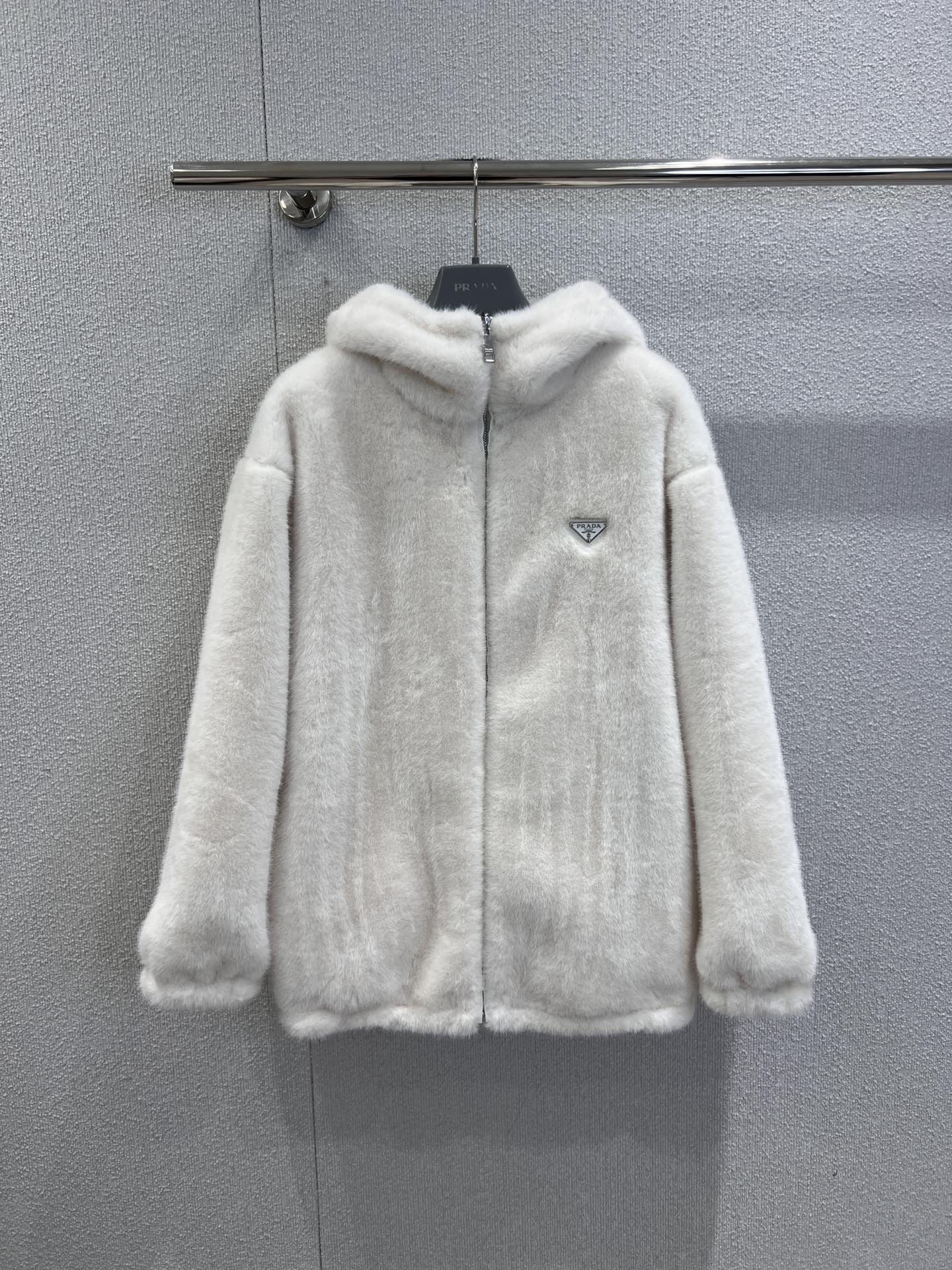 NO:658185,Support exchange PRAD* 25FW new autumn and winter reversible hooded jacket丨Exclusive high-end version!  One side is soft and waxy environmentally friendly fur, with a lazy and high-end feel; the other side is matte nylon fabric, neat and modern. The hooded design takes into account both warmth and style, and the triangle logo hides the details, making it easy to capture the light and luxurious atmosphere of autumn and winter. Wearing two pieces of clothing unlocks N possible combinations. Ready-made S/M/L real shot details, prada, jackets & coats, hats, alexander wang19860909支持换款 PRAD* 25FW秋冬新款 双面两穿连帽外套丨独家高版出品！一面是软糯环保皮草,自带慵懒高级感；一面是哑光尼龙面料,利落又摩登.连帽设计兼顾保暖与造型感,三角标暗藏细节,轻松拿捏秋冬轻奢氛围感,一衣两穿解锁N种搭配可能.现货发售S/M/L实拍细节图,,prada,jackets & coats,hats,alexander wang,Women's clothing