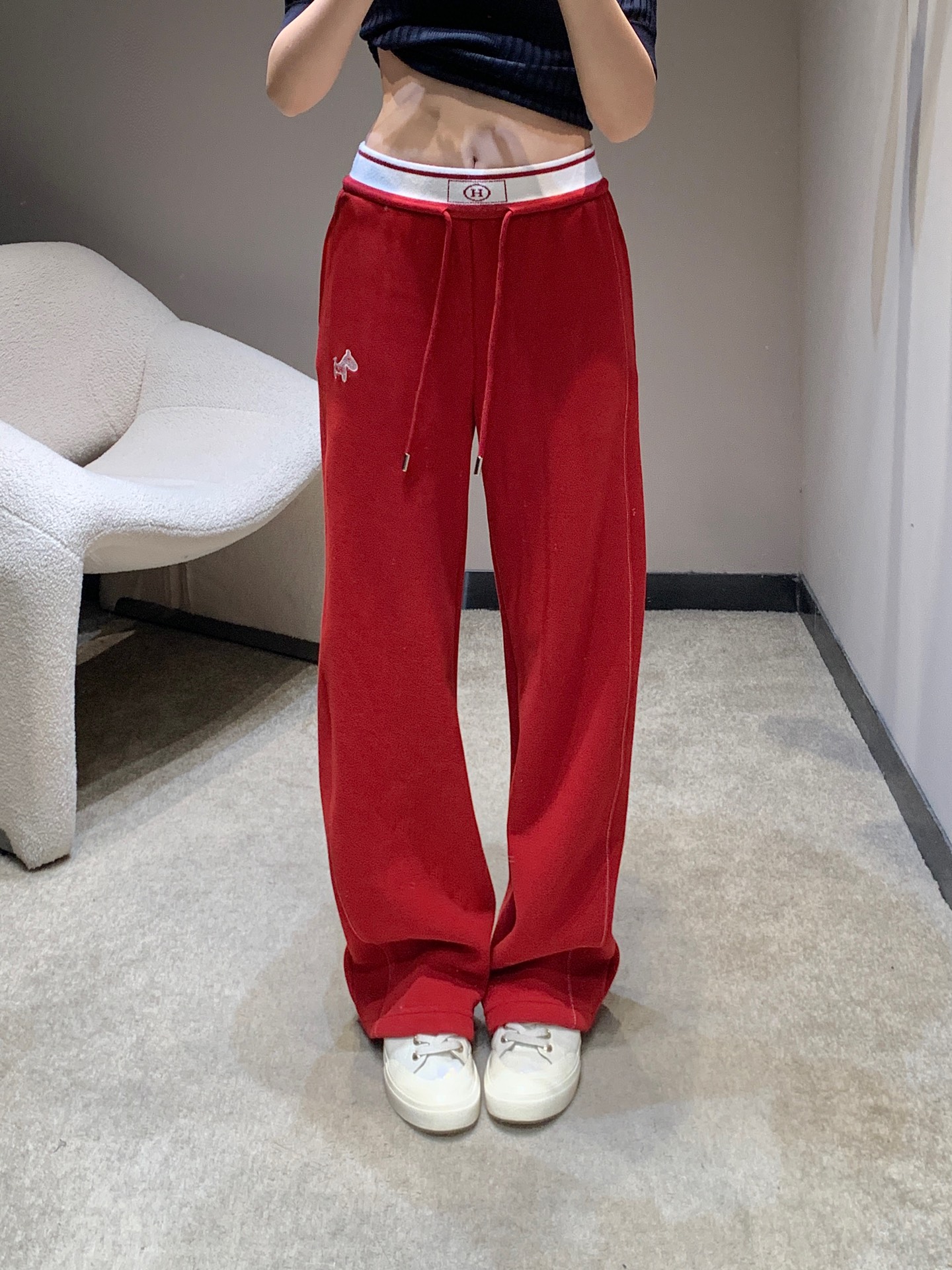 NO:658176,Herm*s 25FW new autumn and winter velvet casual pants丨Exclusive high-end version!  The classic elastic waistband with drawstring design is suitable for various body shapes; the pony embroidery on the side is an iconic detail, low-key and exquisite. The velvet lining is soft and skin-friendly, and has full warmth retention. The wide-leg version modifies the leg shape and makes you look lazy and casual. Available in black and red colors, you can easily create a high-end casual style in autumn and winter. Available now in S/M/L, hermes, alexander wang19860909Herm*s 25FW秋冬新款 加绒休闲裤丨独家高版出品！经典橡筋腰搭配抽绳设计,适配各种身形；侧边小马刺绣是标志性细节,低调又精致.加绒内里柔软亲肤,保暖性拉满,阔腿版型修饰腿型还显慵懒随性,黑红双色可选,轻松打造秋冬高级休闲风.现货发售S/M/L,,hermes,alexander wang,Women's clothing