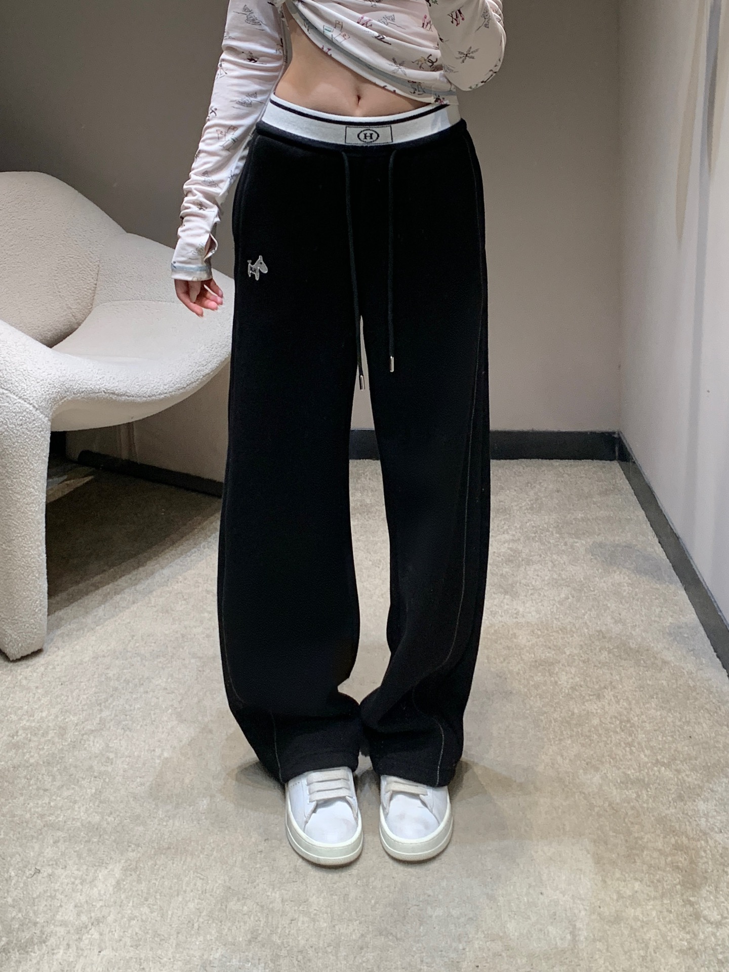 NO:658170,Herm*s 25FW new autumn and winter velvet casual pants丨Exclusive high-end version!  The classic elastic waist with drawstring design is suitable for various body shapes; the pony embroidery on the side is an iconic detail, low-key and exquisite. The velvet lining is soft and skin-friendly, and has full warmth retention. The wide-leg version modifies the leg shape and makes you look lazy and casual. Available in black and red, it is easy to create a high-end casual style in autumn and winter. Available now in S/M/L, hermes, alexander wang19860909Herm*s 25FW秋冬新款 加绒休闲裤丨独家高版出品！经典橡筋腰搭配抽绳设计,适配各种身形；侧边小马刺绣是标志性细节,低调又精致.加绒内里柔软亲肤,保暖性拉满,阔腿版型修饰腿型还显慵懒随性,黑红双色可选,轻松打造秋冬高级休闲风.现货发售S/M/L,,hermes,alexander wang,Women's clothing