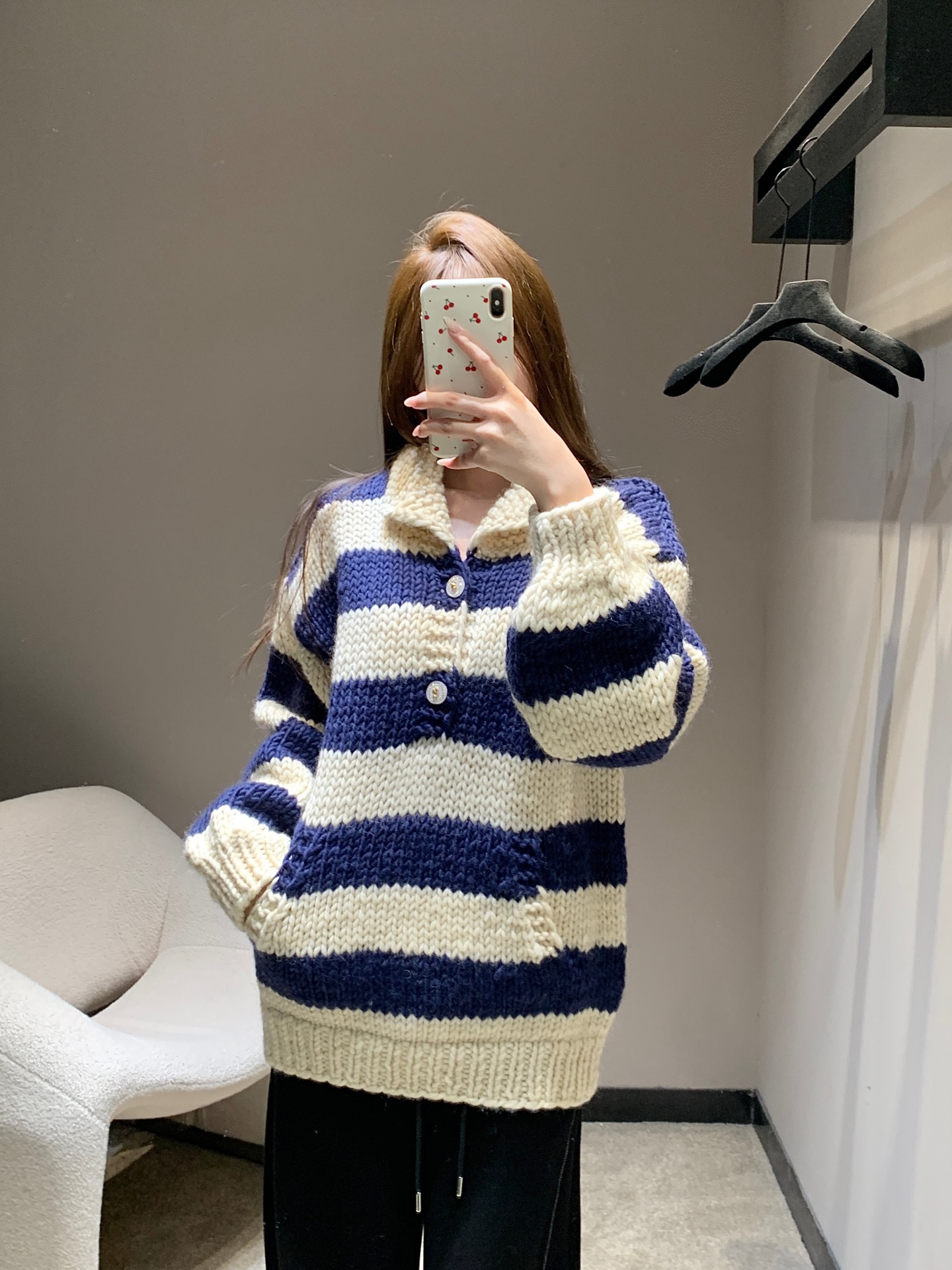 NO:658195,Chanel 25K high-end handmade series striped three-button lapel wool sweater丨Exclusive high-end version!  The contrasting stripes of navy blue and off-white are classic and retro. The thick knitted texture creates a soft and fluffy texture. The three-button lapel design has both detail and styling. The loose version is lazy and slim, which perfectly interprets the French elegance and casual style. Ready for sale S/M/L,,chanel,alexander wang19860909Chanel 25K高级手工坊系列 条纹三粒扣翻领羊毛针织衫丨独家高版出品！藏蓝与米白撞色条纹经典复古,粗针织肌理打造出软糯蓬松的质感,三粒扣翻领设计兼具细节感与造型性,宽松版型慵懒又显瘦,完美诠释法式优雅与随性的穿搭腔调.现货发售S/M/L,,chanel,alexander wang,Women's clothing