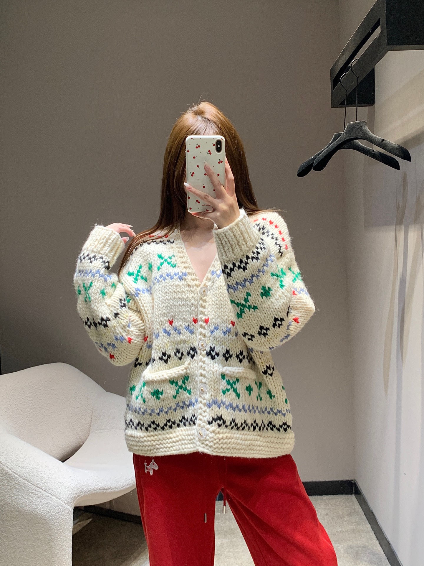 NO:658191,Cha*el 25K high-end handmade workshop series V-neck wool knitted cardigan丨Exclusive high-end version!  The off-white background color is matched with colorful rhombus jacquard, the contrasting design is lively and retro, the thick knitted wool fabric is soft and fluffy, the V-neck version modifies the shoulder and neck lines, and the loose dropped shoulder tailoring is lazy and slim. It perfectly interprets the fusion of French romance and craftsmanship. It is very stylish when layered and worn alone in autumn and winter. Ready for sale S/M/L,, alexander wang19860909Cha*el 25K高级手工坊系列 V领羊毛针织开衫丨独家高版出品！米白底色搭配彩菱格提花,撞色设计鲜活又复古,粗针织羊毛面料软糯蓬松,V领版型修饰肩颈线条,宽松落肩剪裁慵懒又显瘦,完美演绎法式浪漫与手工匠艺的融合,秋冬叠穿单穿都极具格调.现货发售S/M/L,,alexander wang,Women's clothing