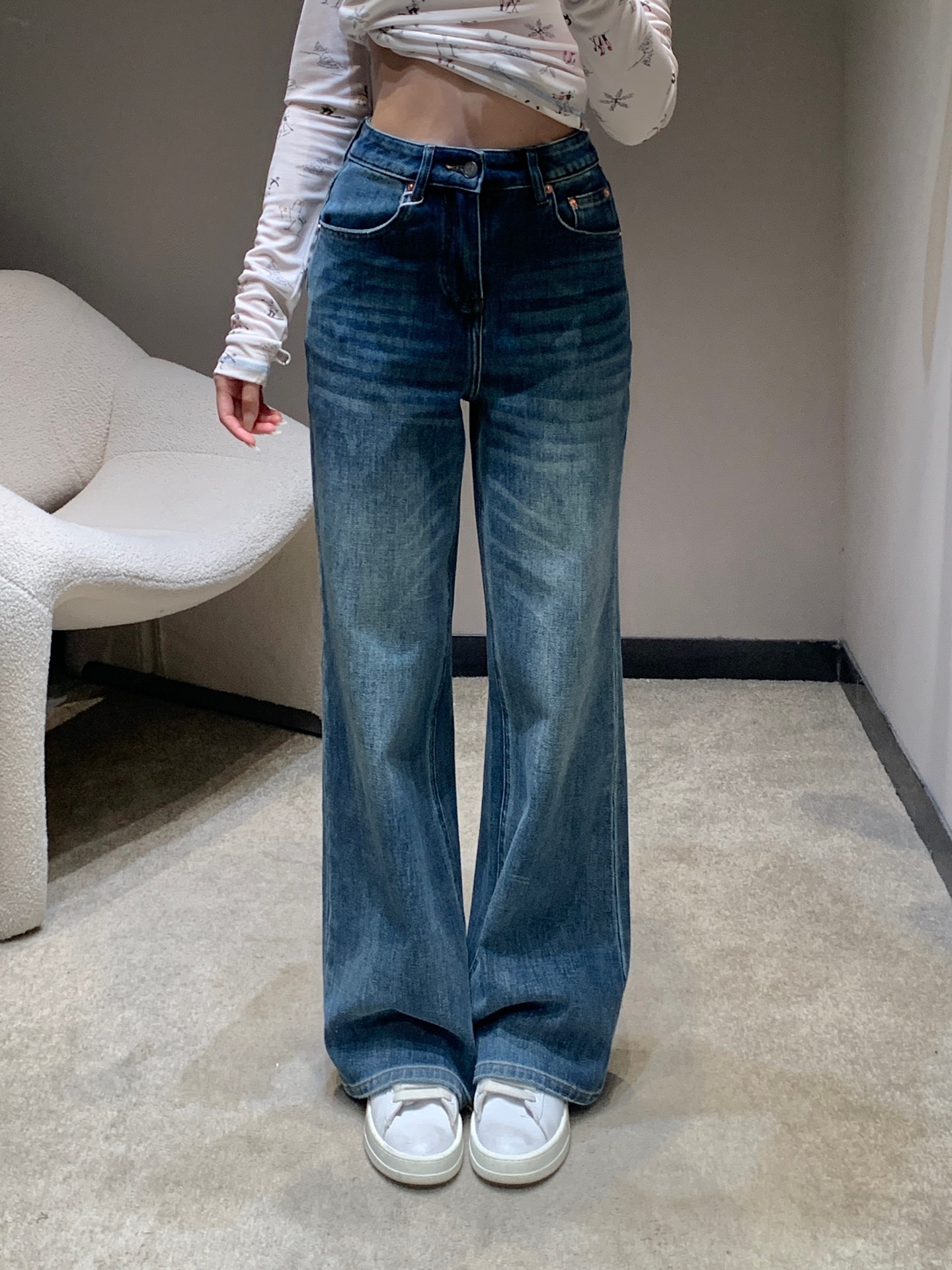 NO:658202,Valent*no 25Fw new autumn and winter metal logo pocket jeans, classic retro washed blue with a sense of atmosphere, high waistline design to heighten the body proportions, loose wide-leg version to hide the body and slimming, metal logo details at the pocket low-key to highlight the brand recognition, denim fabric is crisp and stylish, easily suitable for casual and casual wear, it is a versatile tool for autumn and winter wardrobe. Ready for sale S/M/L,, valentino,jeans,alexander wang19860909Valent*no 25Fw秋冬新款金属标口袋牛仔裤,经典复古水洗蓝调自带氛围感,高腰线设计拉高身材比例,宽松阔腿版型藏肉显瘦,口袋处的金属标细节低调彰显品牌辨识度,丹宁面料挺括有型,轻松适配休闲与轻熟穿搭,是秋冬衣橱的百搭利器.现货发售S/M/L,,valentino,jeans,alexander wang,Women's clothing