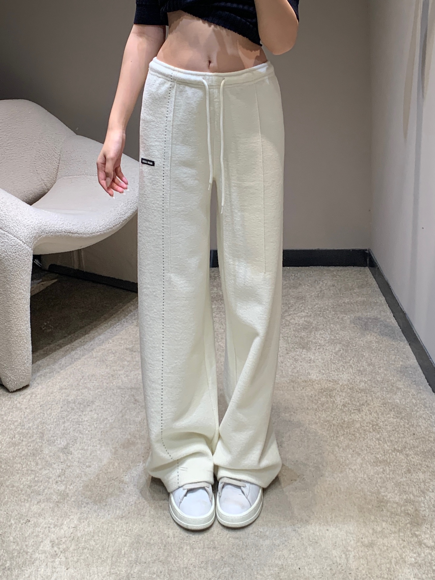 NO:658198,Miumiu 25FW new autumn and winter micro-label plus velvet drawstring casual pants丨Exclusive high-end version!  The soft waxy plus velvet fabric is both warm and comfortable. The drawstring elastic waist design is suitable for various body shapes. The loose wide-leg version hides the flesh and makes you look slimmer. The micro-label details on the side are low-key to highlight the brand recognition. Available in three colors: navy blue, gray and off-white, you can easily create the iconic sweet-cool girl tone. It is very fashionable to wear with short tops and sweaters in autumn and winter. Ready for sale S/M/L,, miumiu, alexander wang19860909Miumiu 25FW秋冬新款微标加绒抽绳休闲裤丨独家高版出品！软糯加绒面料兼顾保暖与舒适,抽绳松紧腰设计适配各种身形,宽松阔腿版型藏肉显瘦,侧边微标细节低调彰显品牌辨识度,藏蓝、灰色、米白三色可选,轻松打造标志性的甜酷少女腔调,秋冬搭短上衣、针织衫都超有范儿.现货发售S/M/L,,miumiu,alexander wang,Women's clothing