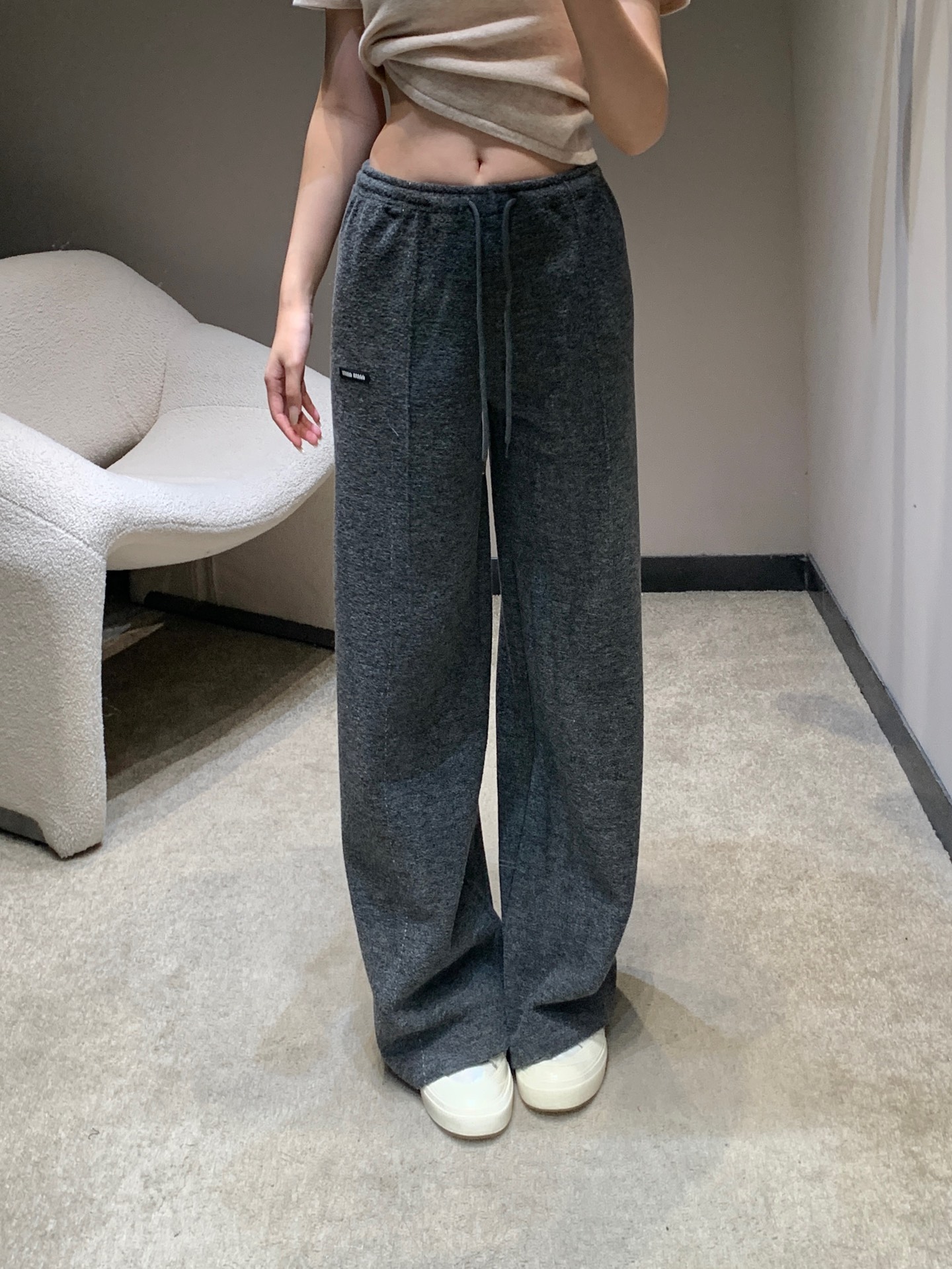 NO:658194,Miumiu 25FW new autumn and winter micro-label plus velvet drawstring casual pants丨Exclusive high-end version!  The soft waxy plus velvet fabric is both warm and comfortable. The drawstring elastic waist design is suitable for various body shapes. The loose wide-leg version hides the flesh and makes you look slimmer. The micro-label details on the side are low-key to highlight the brand recognition. Available in three colors: navy blue, gray and off-white, you can easily create the iconic sweet-cool girl tone. It is very fashionable to wear with short tops and sweaters in autumn and winter. Ready for sale S/M/L,, miumiu, alexander wang19860909Miumiu 25FW秋冬新款微标加绒抽绳休闲裤丨独家高版出品！软糯加绒面料兼顾保暖与舒适,抽绳松紧腰设计适配各种身形,宽松阔腿版型藏肉显瘦,侧边微标细节低调彰显品牌辨识度,藏蓝、灰色、米白三色可选,轻松打造标志性的甜酷少女腔调,秋冬搭短上衣、针织衫都超有范儿.现货发售S/M/L,,miumiu,alexander wang,Women's clothing