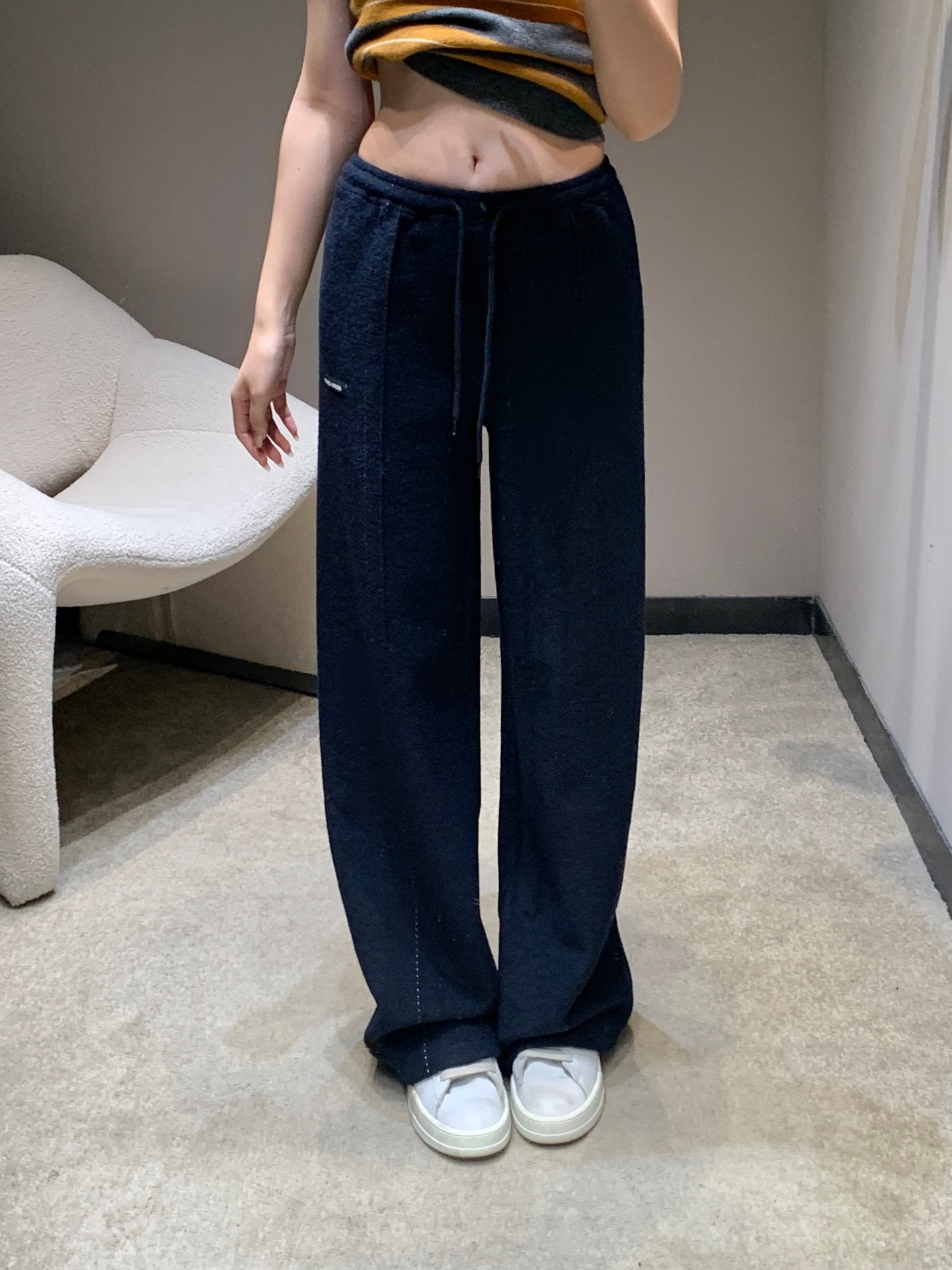 NO:658190,Miumiu 25FW new autumn and winter micro-label plus velvet drawstring casual pants丨Exclusive high-end version!  The soft waxy plus velvet fabric is both warm and comfortable. The drawstring elastic waist design is suitable for various body shapes. The loose wide-leg version hides the flesh and makes you look slimmer. The micro-label details on the side are low-key to highlight the brand recognition. Available in three colors: navy blue, gray and off-white, you can easily create the iconic sweet-cool girl tone. It is very fashionable to wear with short tops and sweaters in autumn and winter. Ready for sale S/M/L,, miumiu, alexander wang19860909Miumiu 25FW秋冬新款微标加绒抽绳休闲裤丨独家高版出品！软糯加绒面料兼顾保暖与舒适,抽绳松紧腰设计适配各种身形,宽松阔腿版型藏肉显瘦,侧边微标细节低调彰显品牌辨识度,藏蓝、灰色、米白三色可选,轻松打造标志性的甜酷少女腔调,秋冬搭短上衣、针织衫都超有范儿.现货发售S/M/L,,miumiu,alexander wang,Women's clothing