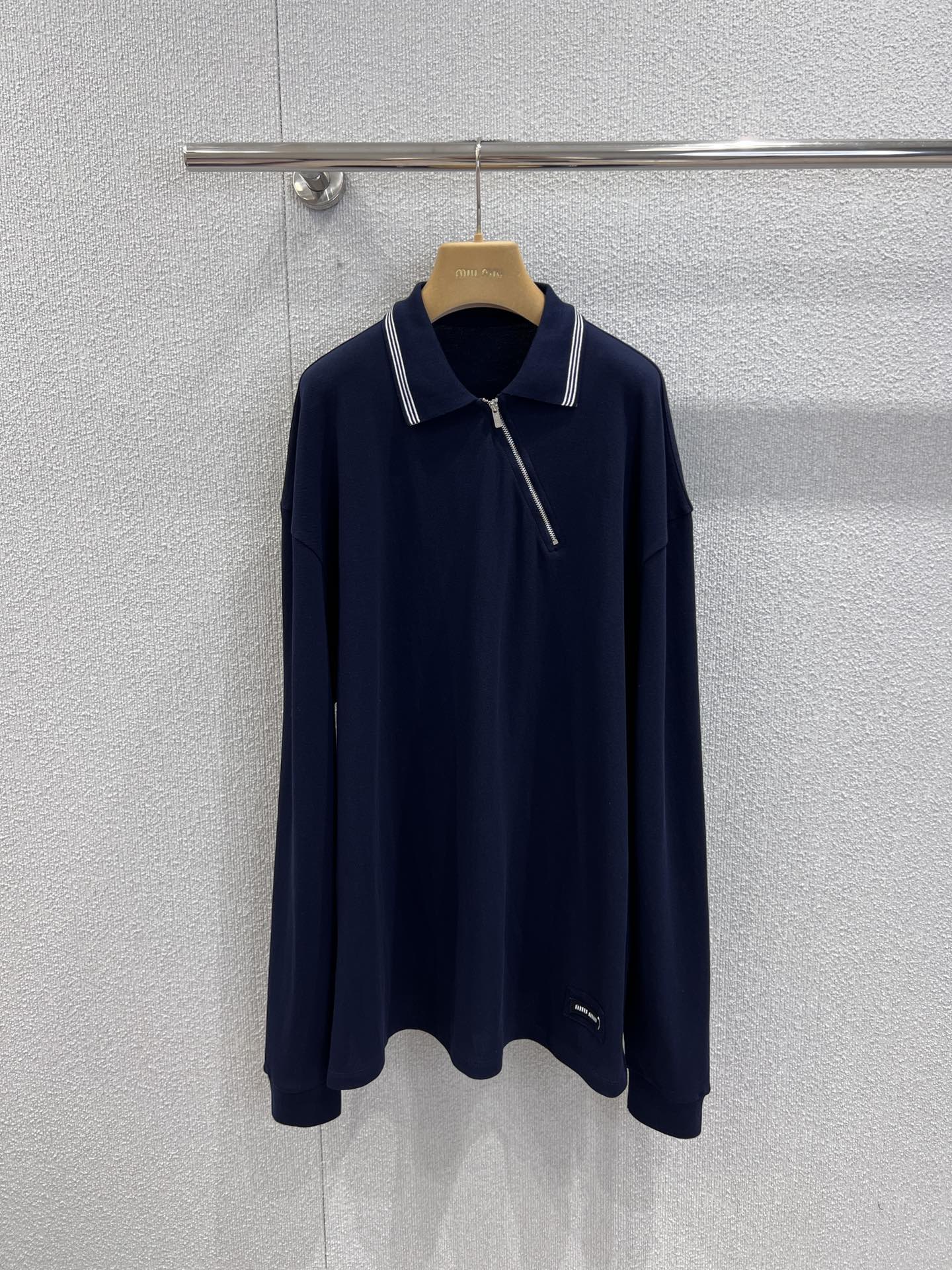 NO:658638,Supports exchange MiuMiu 25FW new autumn and winter style side zipper Polo collar long sleeves丨Exclusively developed by yb!  Top quality production!  The diagonal side zipper design breaks the dullness of the classic Polo, the thin white stripes on the collar outline the sweetness of the college style, the letter embroidery hides the brand's ingenuity, and the loose tailoring creates a casual oversize atmosphere, which brings out Miu's iconic sweet and cool girly feel. It is super stylish when layered and worn alone in autumn and winter. Real-time photos of S/M/L available now, miumiu, versace, alexander wang19860909支持换款 MiuMiu 25FW秋冬新款 侧拉链Polo领长袖丨独家yb开发！顶级高版出品！斜侧拉链设计打破经典Polo的沉闷感,领口细白条纹勾勒出学院风甜意,字母刺绣暗藏品牌巧思,宽松剪裁营造出随性的oversize氛围,把Miu标志性的甜酷少女感拉满,秋冬叠穿单穿都超有范儿.现货发售S/M/L实拍细节图,,miumiu,versace,alexander wang,Women's clothing