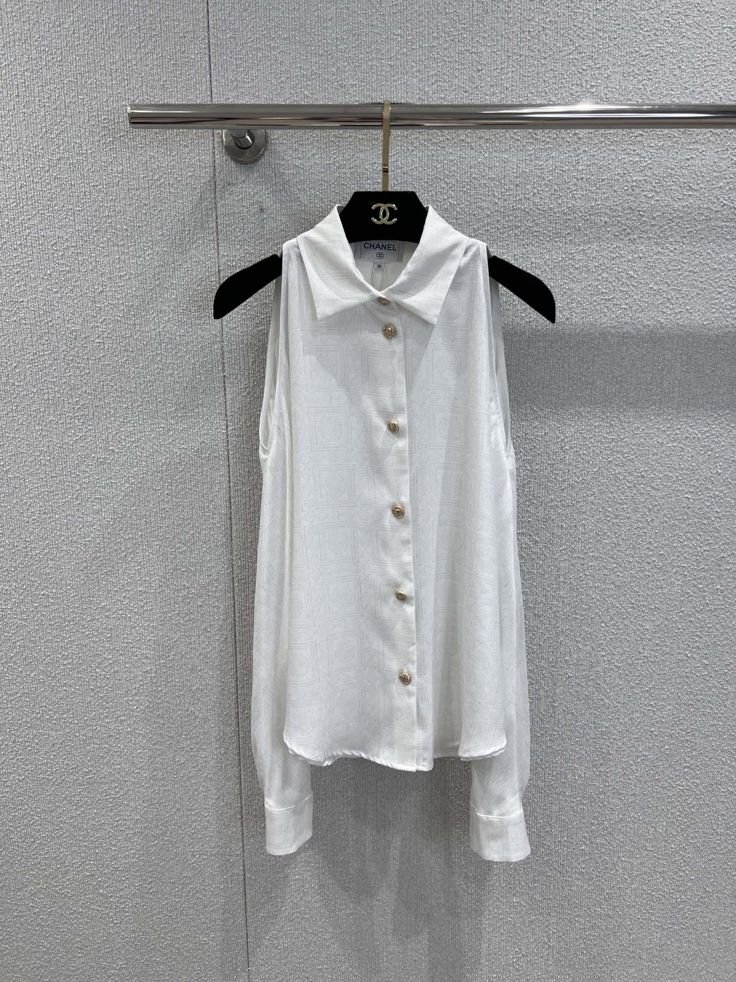 NO:658632,Supports exchange of Chanel 26C high-end handmade series off-shoulder shirt | Exclusive high-end version!  The lapel outlines the classic French silhouette, the off-the-shoulder design is infused with smartness, and the hidden patterns on the body hide the iconic exquisite details. The light fabric has a hazy sense of transparency, and the loose tailoring adapts to various body shapes, hiding the ingenuity of the haute couture workshop into everyday elegance. Actual details of S/M/L ready for sale, chanel, shirts, alexander wang19860909支持换款 Chanel 26C高级手工坊系列露肩衬衫丨独家高版出品！翻领勾勒经典法式轮廓,露肩设计揉入灵动小心机,衣身暗纹藏着标志性的精致细节,轻盈的面料带着朦胧的通透感,宽松剪裁适配各种身形,把高定工坊的匠心藏进日常的优雅里.现货发售S/M/L实拍细节图,,chanel,shirts,alexander wang,Women's clothing