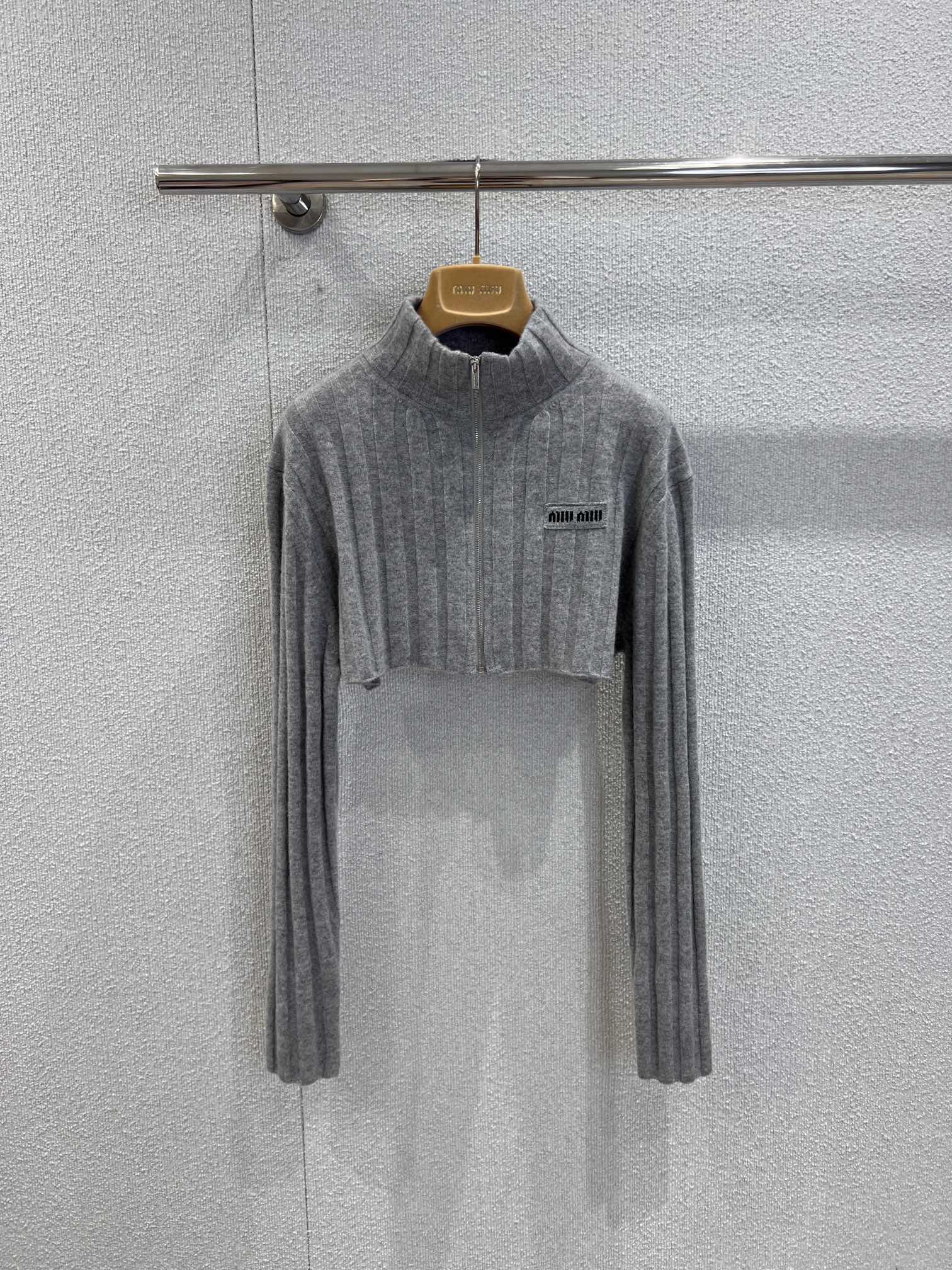 NO:658171,Supports exchange MiuMi* 25FW new autumn and winter ultra-short zipper knitted cardigan丨Exclusively developed by yb!  Top quality production!  Fill up the sweet and cool atmosphere!  The ultra-short cut outlines the waistline, the stand-up collar zipper design has a neat feeling, the soft waxy wool and cashmere blended knitted fabric is skin-friendly and gentle, and the classic gray tone is versatile and not picky. It is perfect with suspenders and short skirts, and it is easy to capture the sweet and spicy style of miu girls ~ Ready-made S/M/L real shot details,, miumiu, skirts, alexander wang19860909支持换款 MiuMi* 25FW秋冬新款 超短拉链针织开衫丨独家yb开发！顶级高版出品！把甜酷氛围感拉满！超短款剪裁勾勒腰线,立领拉链设计自带利落感,软糯羊毛羊绒混纺针织面料亲肤又温柔,经典灰色调百搭不挑人.搭配吊带、短裙都超绝,轻松拿捏miu系少女的甜辣范儿～现货发售S/M/L实拍细节图,,miumiu,skirts,alexander wang,Women's clothing