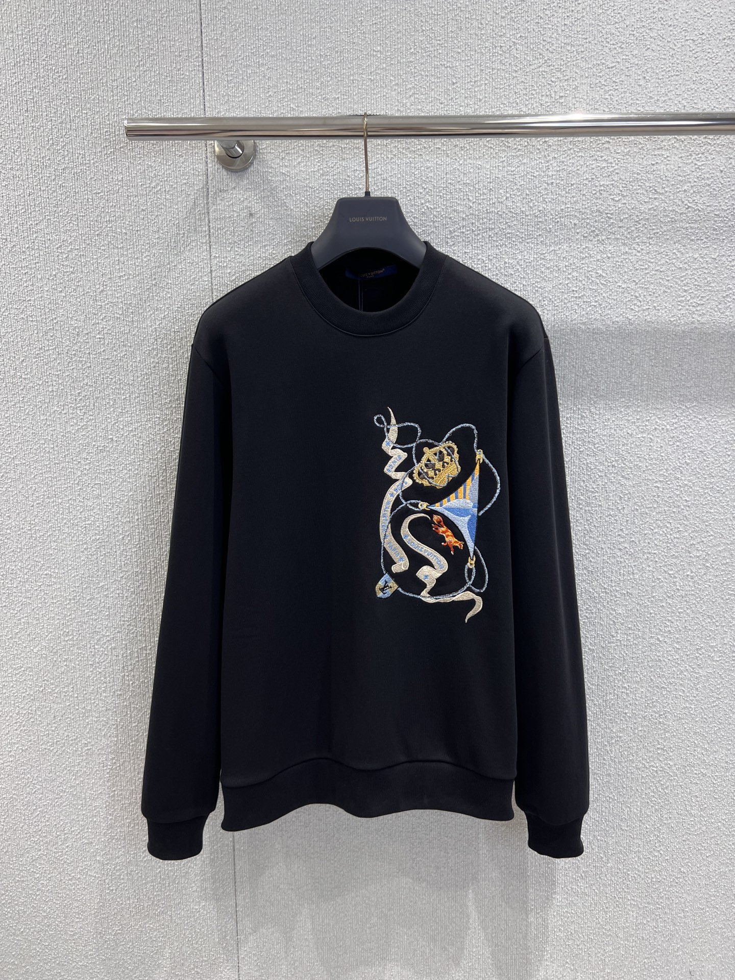 NO:658165,Support exchange Louis Vuitt*n 25FW new autumn and winter style fox embroidered round neck sweatshirt丨Exclusively developed by yb!  High quality production!  Bring a sense of artistry and luxury!  The classic black background brings out the exquisite details of the spirit fox embroidery, and the patterns outlined by the silk thread are rich in layers, showing the level of craftsmanship. The loose silhouette is comfortable and not flattering on the body shape, and the pure cotton fabric is skin-friendly and breathable. The design of the same style for men and women makes it more inclusive and easy to create a high-end luxury style. Ready-made S/M/L real shot details, louis vuitton, hoodie, sweatshirts, alexander wang19860909支持换款 Louis Vuitt*n 25FW秋冬新款 灵狐刺绣圆领卫衣丨独家yb开发！高版出品！把艺术感与奢华感拉满！经典黑色底色衬出灵狐刺绣的精致细节,丝线勾勒的图案层次丰富,尽显工艺水准.宽松廓形舒适不挑身形,纯棉面料亲肤透气,男女同款的设计让穿搭更具包容性,轻松打造高阶奢潮风.现货发售S/M/L实拍细节图,,louis vuitton,hoodie,sweatshirts,alexander wang,Women's clothing