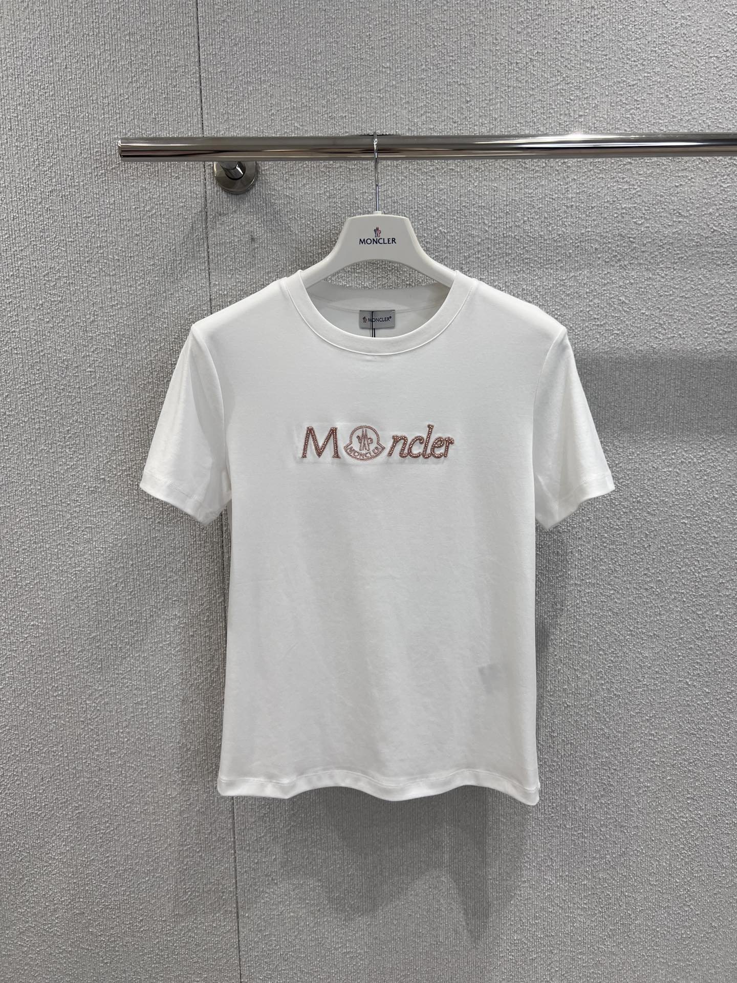 NO:658621,Support exchange Moncl*r 26Ss early spring new style letter beaded round neck short-sleeved T-shirt丨Exclusive high-end version!  The soft waxy cotton fabric is skin-friendly and breathable. The classic round neck version is not flattering on the figure. The iconic letters are embellished with exquisite beading, which outlines the light luxury details on the basic T-shirt. It is low-key and has a high-end texture, saying goodbye to monotony. It is available in black and white, and it can be worn alone or as an inner layer. It is a versatile item in the early spring wardrobe. Ready-made S/M/L real shot details, T-shirt, tees, t-shirt, alexander wang19860909支持换款 Moncl*r 26Ss早春新款 字母钉珠圆领短袖T恤丨独家高版出品！ 软糯棉质面料亲肤又透气,经典圆领版型不挑身材,标志性字母缀以精致钉珠,在基础款T恤上勾勒出轻奢细节,低调中透着高级质感,告别单调.黑白双色可选,单穿内搭都出彩,是早春衣橱里的百搭刚需款.现货发售S/M/L实拍细节图,,T-shirt,tees，t-shirt,alexander wang,Women's clothing