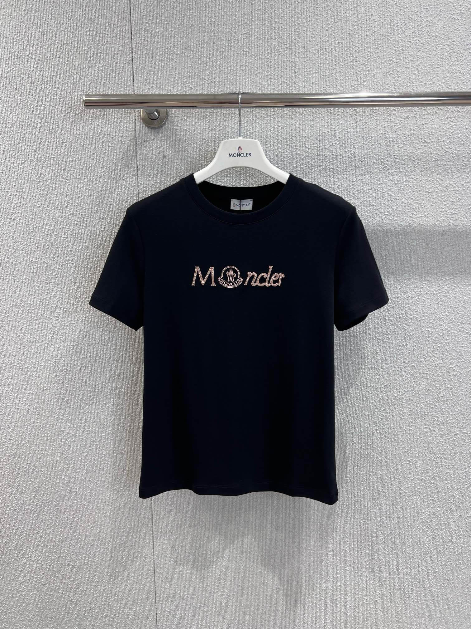 NO:658644,Support exchange Moncl*r 26Ss early spring new style letter beaded round neck short-sleeved T-shirt丨Exclusive high-end version!  The soft waxy cotton fabric is skin-friendly and breathable. The classic round neck version is not flattering on the figure. The iconic letters are embellished with exquisite beading, which outlines the light luxury details on the basic T-shirt. It is low-key and has a high-end texture, saying goodbye to monotony. It is available in black and white, and it can be worn alone or as an inner layer. It is a versatile item in the early spring wardrobe. Ready-made S/M/L real shot details, T-shirt, tees, t-shirt, alexander wang19860909支持换款 Moncl*r 26Ss早春新款 字母钉珠圆领短袖T恤丨独家高版出品！ 软糯棉质面料亲肤又透气,经典圆领版型不挑身材,标志性字母缀以精致钉珠,在基础款T恤上勾勒出轻奢细节,低调中透着高级质感,告别单调.黑白双色可选,单穿内搭都出彩,是早春衣橱里的百搭刚需款.现货发售S/M/L实拍细节图,,T-shirt,tees，t-shirt,alexander wang,Women's clothing