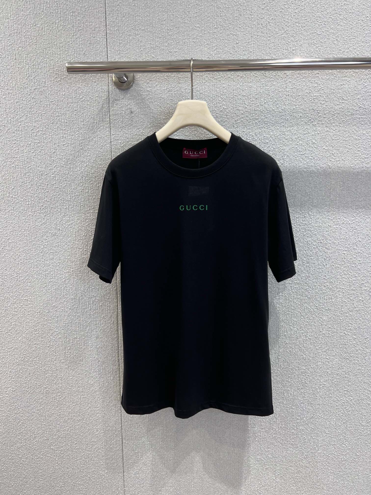 NO:658633,Support exchange Guc*i 26Ss early spring new letter printed round neck short-sleeved T-shirt丨Exclusive high-end version!  Selected soft cotton fabrics are skin-friendly, breathable and stylish. The simple letter print on the chest is the finishing touch, which outlines the brand logo in a low-key manner. It is simple and has a light luxury texture. It is available in three colors: black, white and burgundy. Black is cool, white is refreshing, and burgundy is retro. Each style can adapt to different styles and meet the matching needs of early spring. Ready-made S/M/L real shot details, gucci, T-shirt, tees, t-shirt, alexander wang19860909支持换款 Guc*i 26Ss早春新款 字母印花圆领短袖T恤丨独家高版出品！精选柔软棉质面料,亲肤透气又有型,胸前简约字母印花是点睛之笔,低调勾勒品牌标识,简约中透着轻奢质感, 黑白酒红三色可选,黑色酷飒、白色清爽、酒红复古,每一款都能适配不同穿搭风格,满足早春搭配需求.现货发售S/M/L实拍细节图,,gucci,T-shirt,tees，t-shirt,alexander wang,Women's clothing