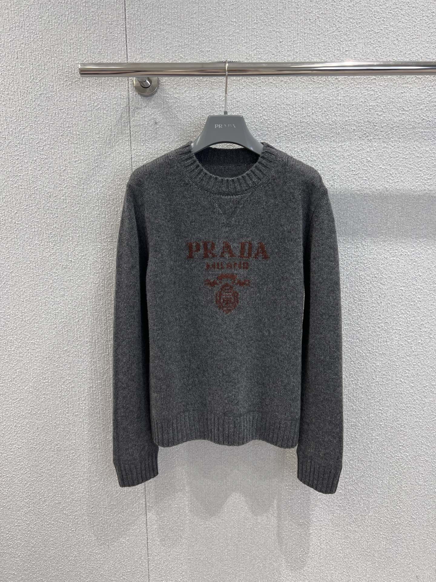 NO:658610,Supports exchange Prad* 25FW new autumn and winter wool and cashmere blended letter logo knitted sweater丨Exclusively developed by yb!  Top quality production!  The perfect fusion of softness and sophistication. The wool and cashmere blended fabric is skin-friendly, soft and waxy, with a warm texture; the letter logo jacquard design hides ingenuity, and the dark brown and gray brown color combinations interpret different atmospheres. The loose version is not flattering to the body shape, and it is easy to create a high-end lazy style in autumn and winter. Ready-made S/M/L real shot details, prada, sweaters, alexander wang19860909支持换款 Prad* 25FW秋冬新款 羊毛羊绒混纺字母logo针织毛衣丨独家yb开发！顶级高版出品！将柔软与精致完美融合.羊毛羊绒混纺面料亲肤软糯,自带温暖质感；字母logo提花设计暗藏巧思,深棕与灰棕拼色两款诠释不同氛围,宽松版型不挑身形,轻松打造秋冬高级慵懒风.现货发售S/M/L实拍细节图,,prada,sweaters,alexander wang,Women's clothing