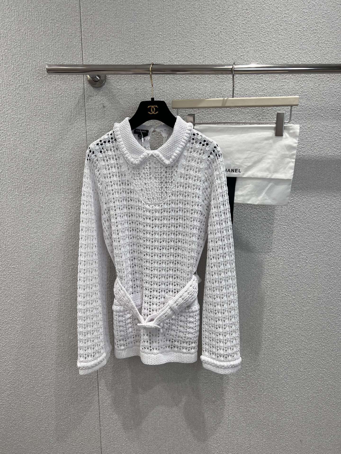 NO:658620,Support exchange Chan*l 26C high-end handmade workshop series hollow knitted top丨exclusively developed by yb!  Top quality production!  The doll collar outlines a smart girly look, the hollow crochet craftsmanship blends French elegance, the waist belt of the same material tightens the graceful waistline, and the white gauze-like texture gives off a hazy texture under the light and shadow. Every stitch is the ingenuity of the haute couture workshop, blending her classic elegance into daily romance. Ready-made S/M/L real shot details, chanel, alexander wang19860909支持换款Chan*l 26C高级手工坊系列 镂空针织上衣丨独家yb开发！顶级高版出品！娃娃领勾勒灵动少女感,镂空钩织工艺糅合法式优雅,腰间同材质腰带收束出曼妙腰线,白纱般的肌理在光影下漾出朦胧质感,每一针都是高定工坊的匠心,把ta 的经典优雅揉进日常的浪漫里.现货发售S/M/L实拍细节图,,chanel,alexander wang,Women's clothing