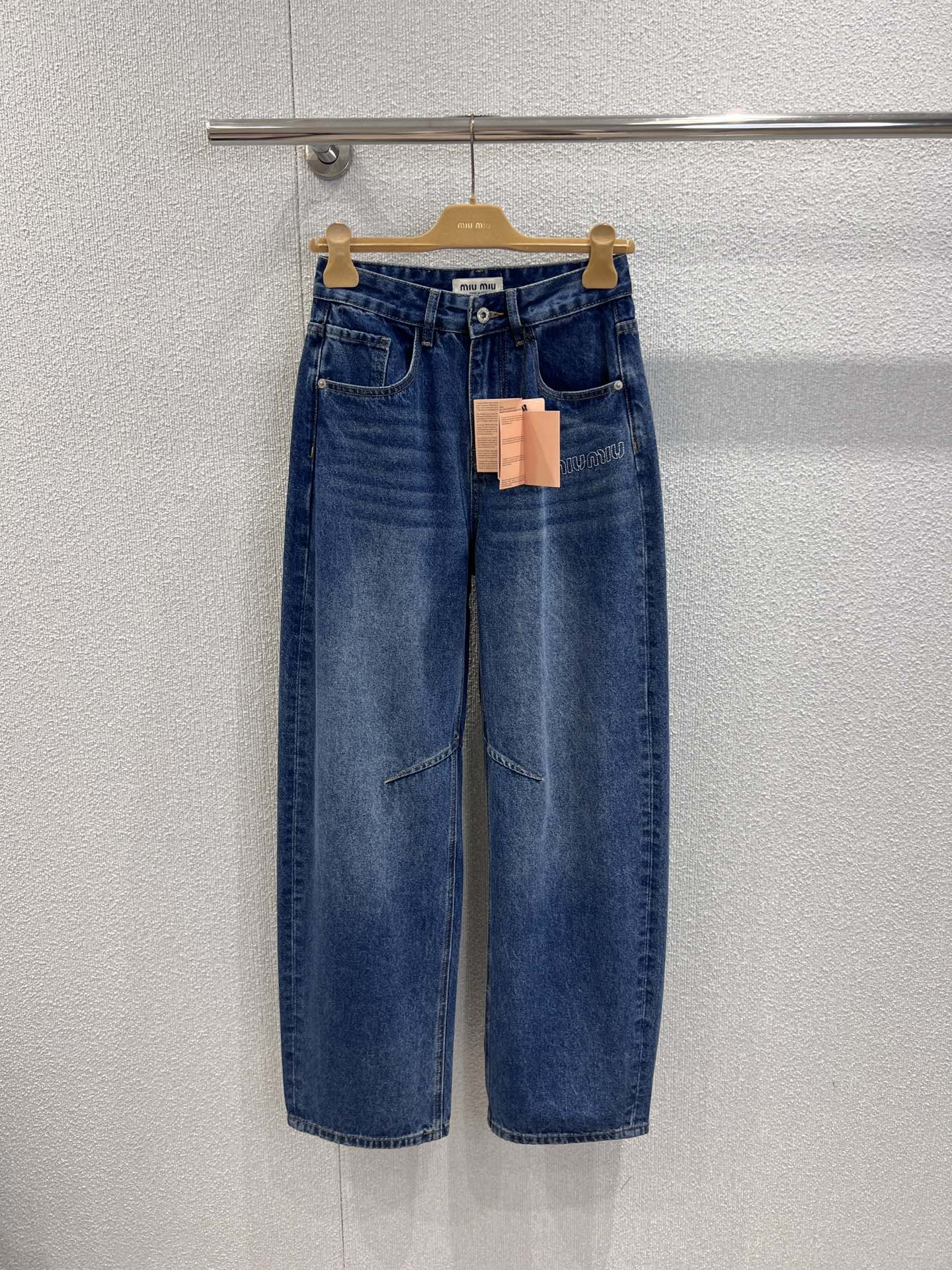 NO:658627,Support exchange Miumi* 26SS early spring new style denim trousers with pocket letter embroidery丨Exclusive high-end version!  Selected high-quality denim fabrics are crisp and stylish yet soft. The letter embroidery on the pocket is the finishing touch. The simplicity reveals brand recognition and is low-key without losing the sense of design, breaking the monotony of basic denim. The high-waisted wide-leg version hides flesh easily and easily modifies the leg shape to create a sense of long legs. It is very friendly to all body types and is stress-free for daily wear. The atmosphere of early spring wear is directly full. Ready-made S/M/L real shot details, miumiu, alexander  wang19860909支持换款 Miumi* 26SS早春新款 口袋字母刺绣牛仔长裤丨独家高版出品！精选质感牛仔面料,挺括有型又不失柔软度,口袋处的字母刺绣是点睛之笔,简约中透着品牌辨识度,低调又不失设计感,打破基础牛仔的单调.高腰阔腿版型超藏肉,轻松修饰腿型打造大长腿既视感,对各种身材都超友好,日常穿无压力.早春穿搭氛围感直接拉满.现货发售S/M/L实拍细节图,,miumiu,alexander wang,Women's clothing